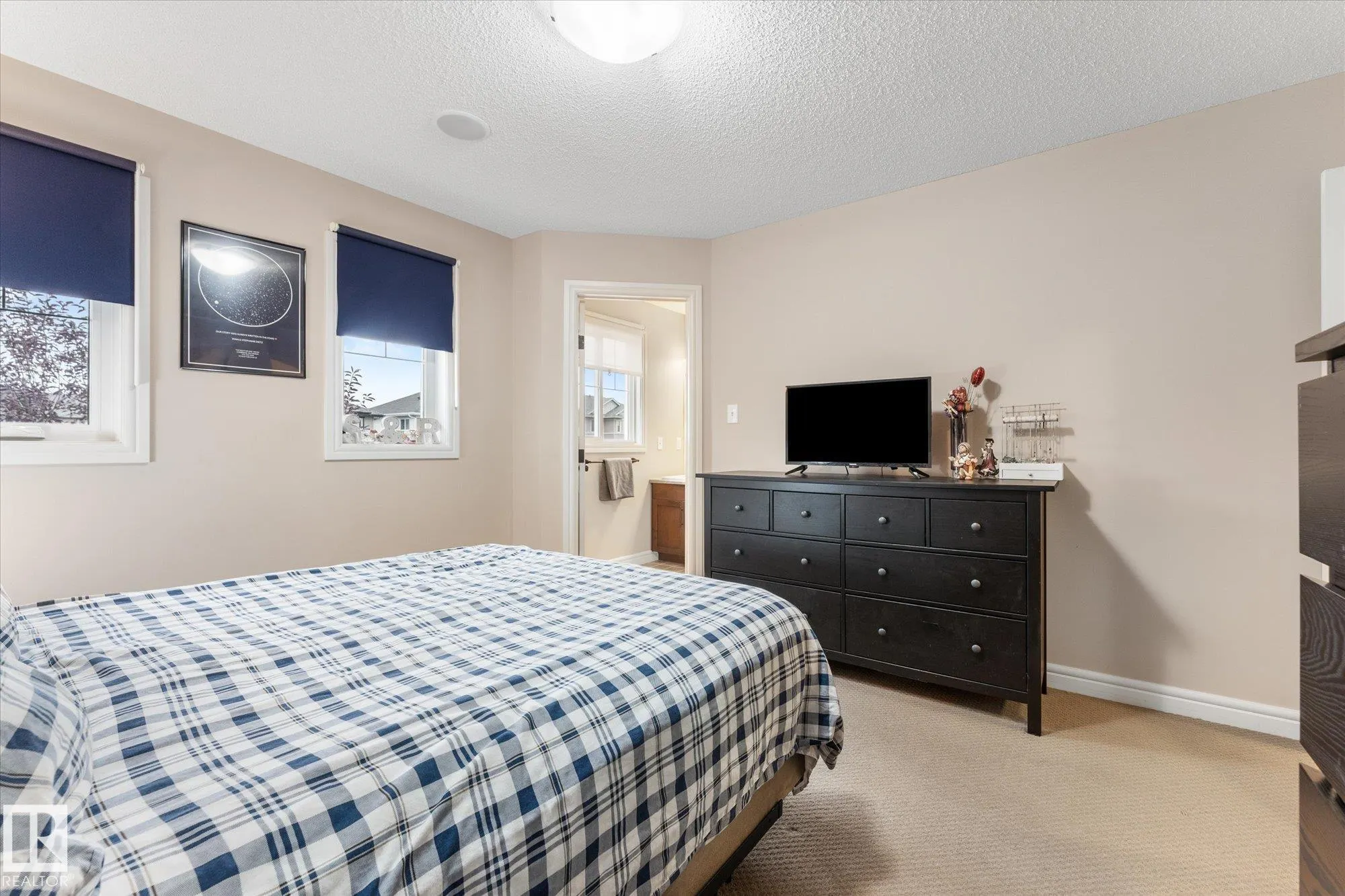 16 MEADOWLAND Crescent