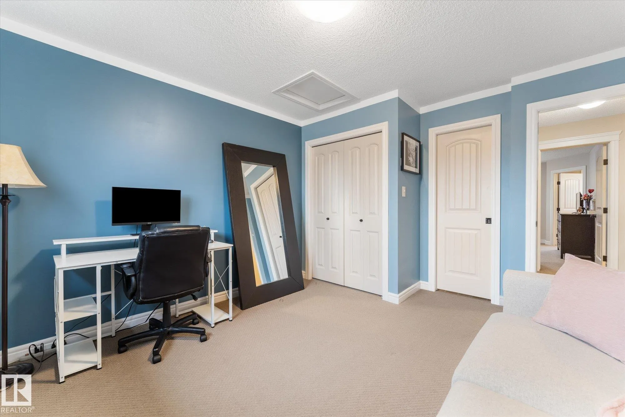 16 MEADOWLAND Crescent