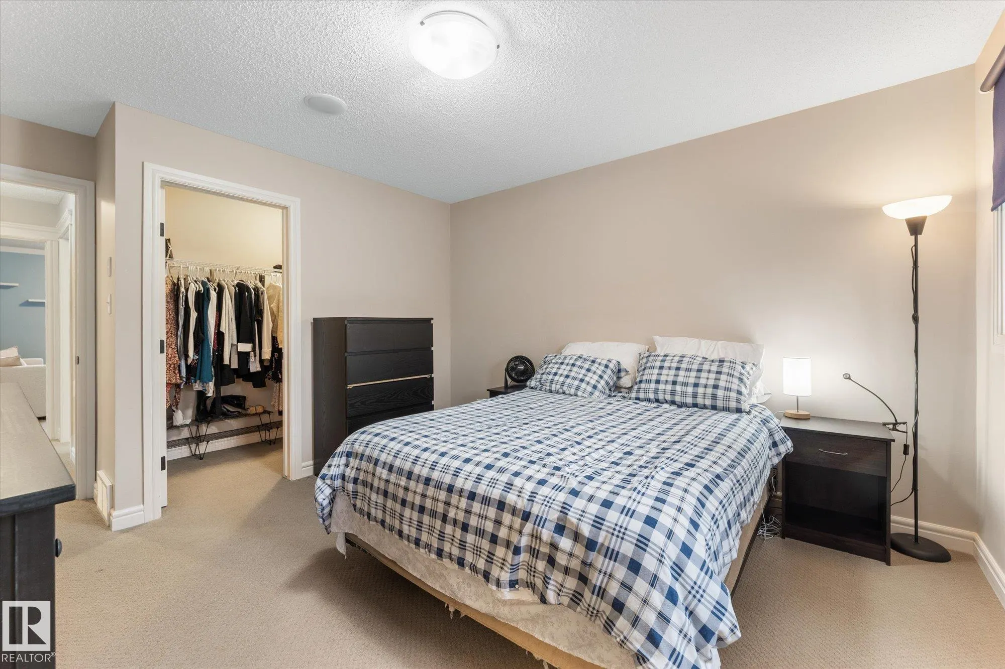 16 MEADOWLAND Crescent