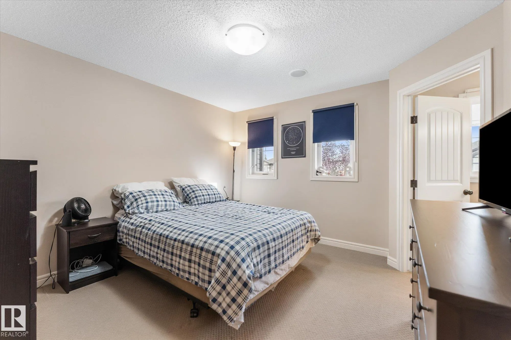 16 MEADOWLAND Crescent