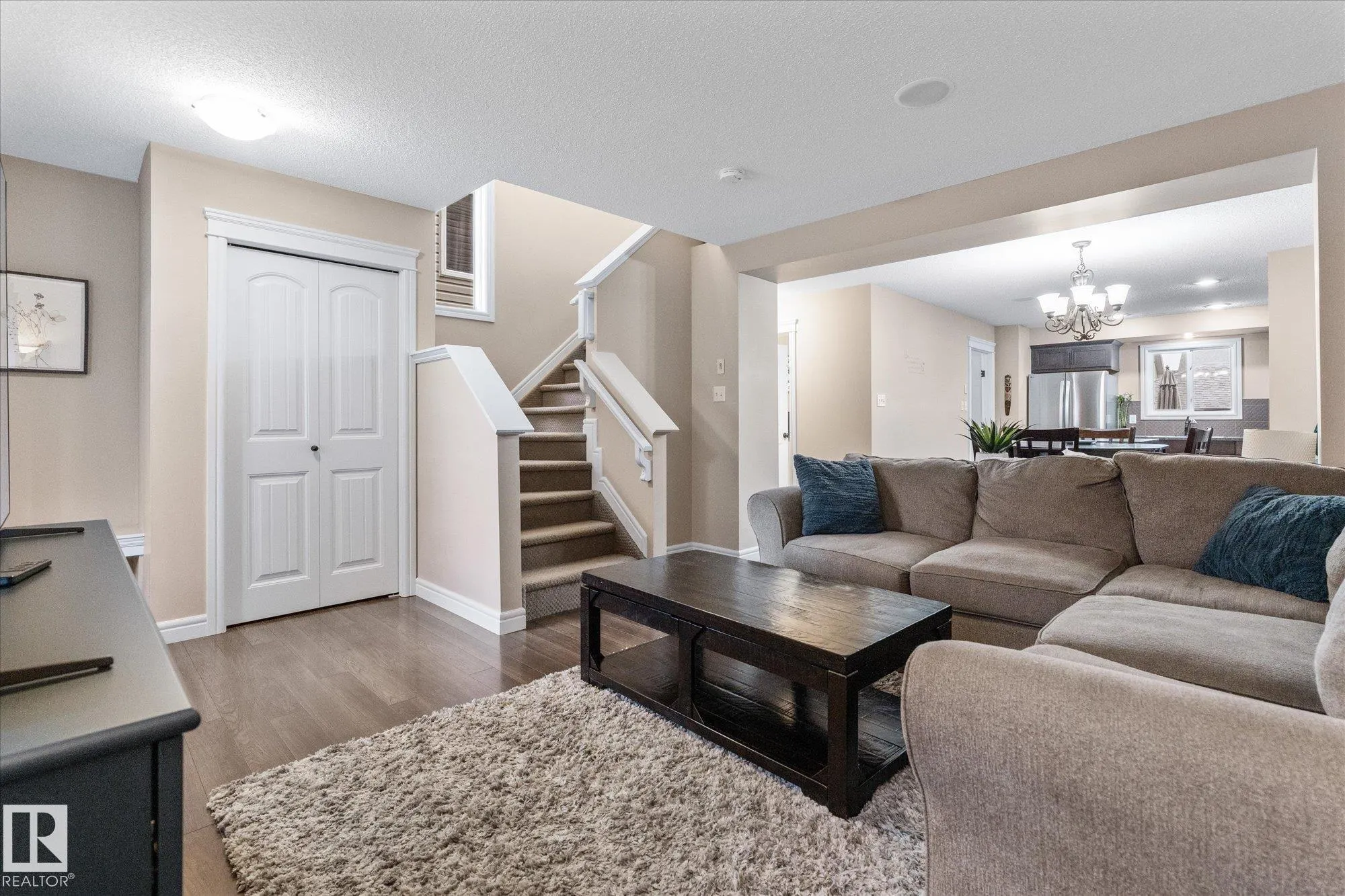 16 MEADOWLAND Crescent
