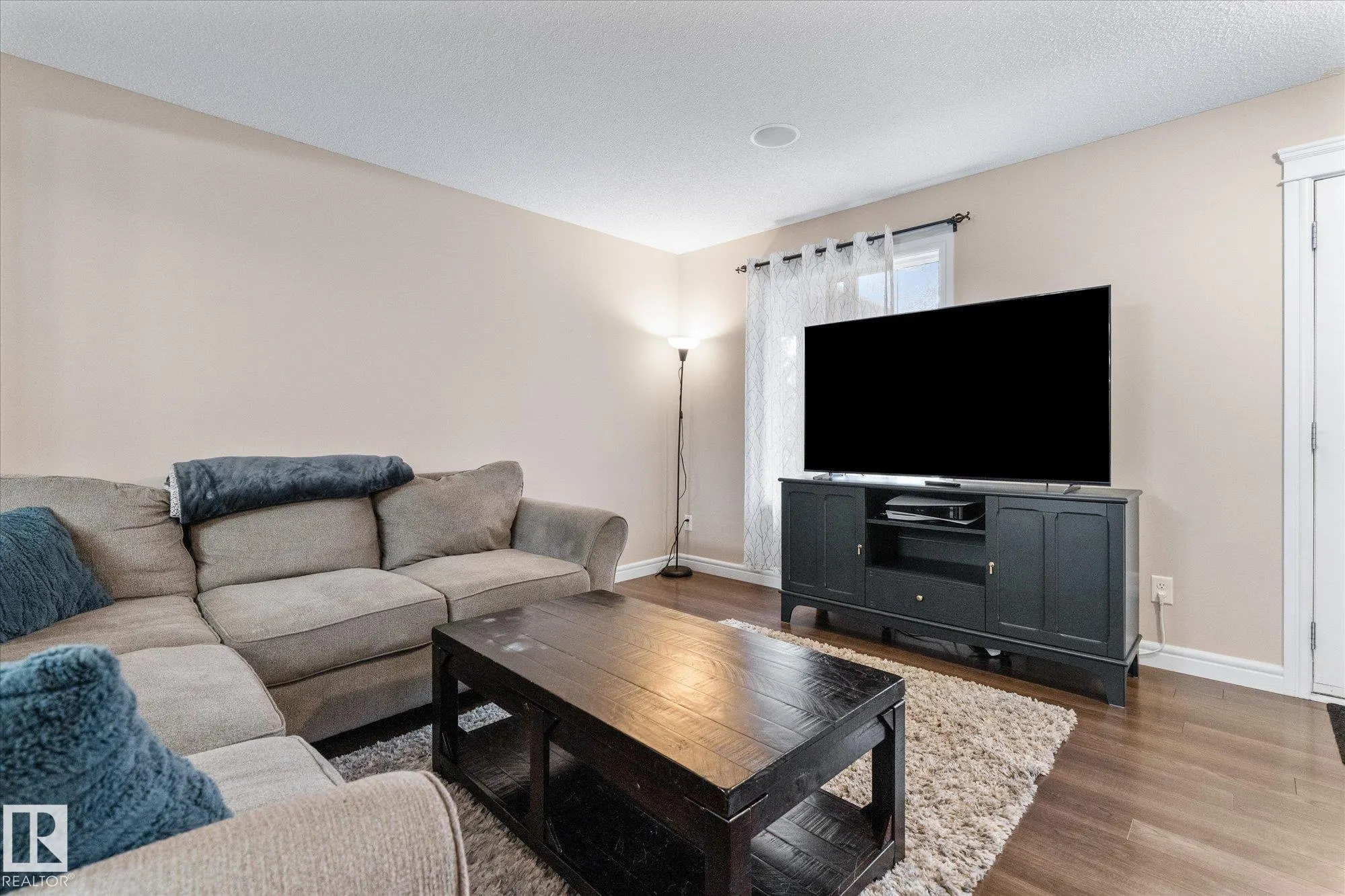 16 MEADOWLAND Crescent