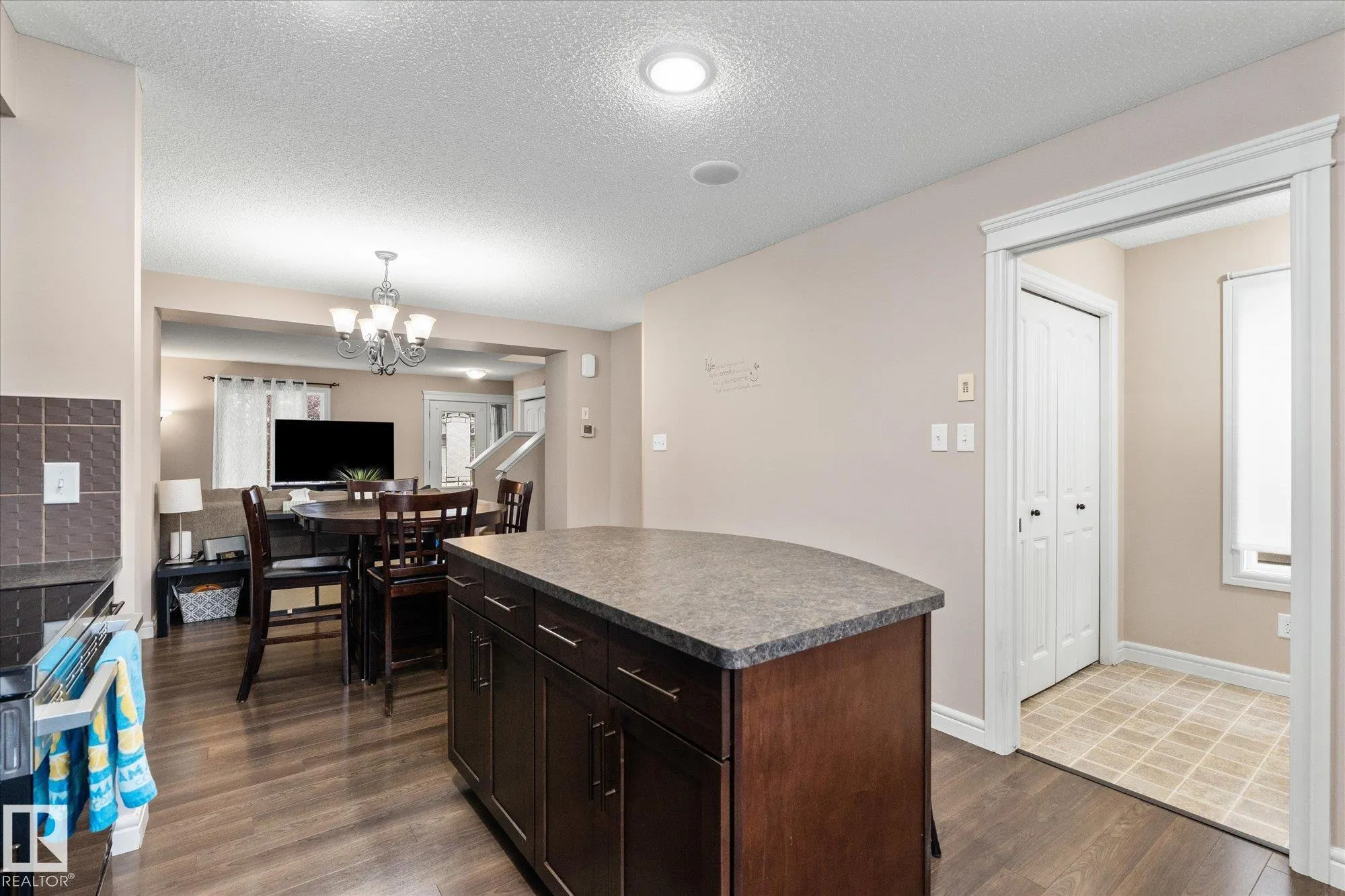 16 MEADOWLAND Crescent