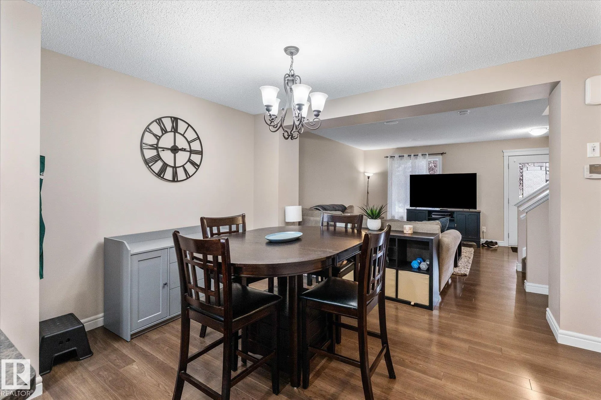 16 MEADOWLAND Crescent