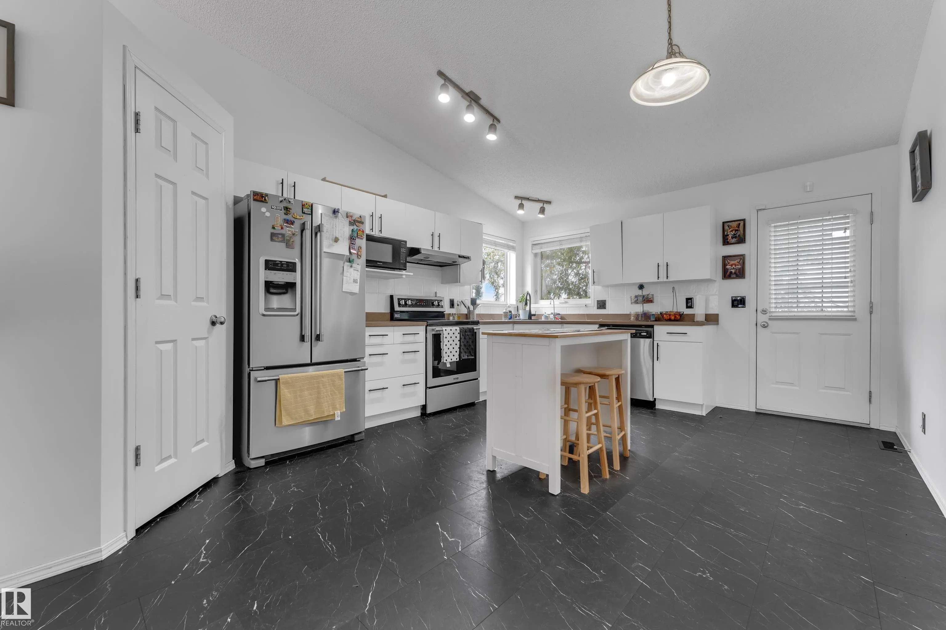 1233 ORMSBY Lane