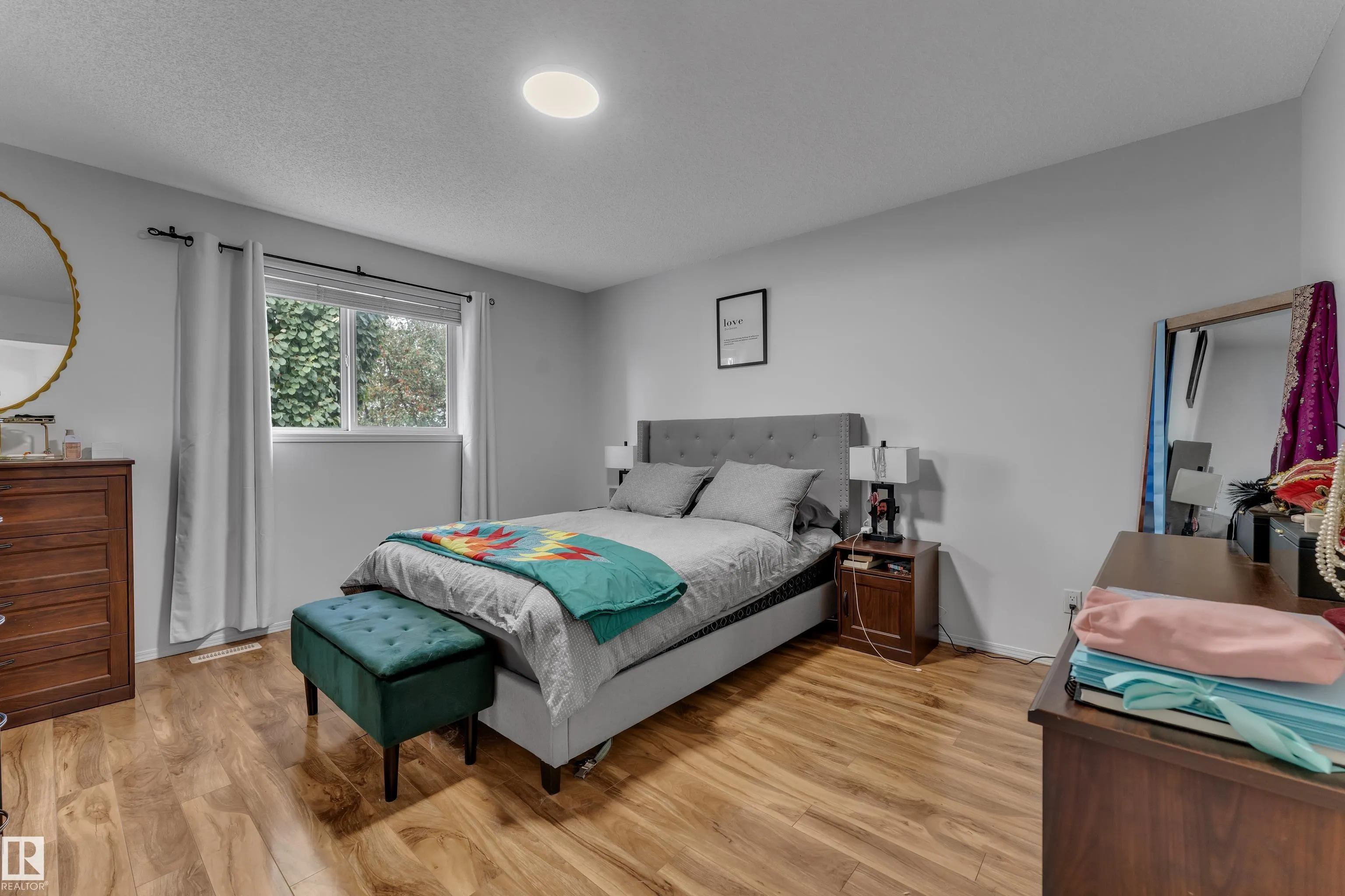 1233 ORMSBY Lane