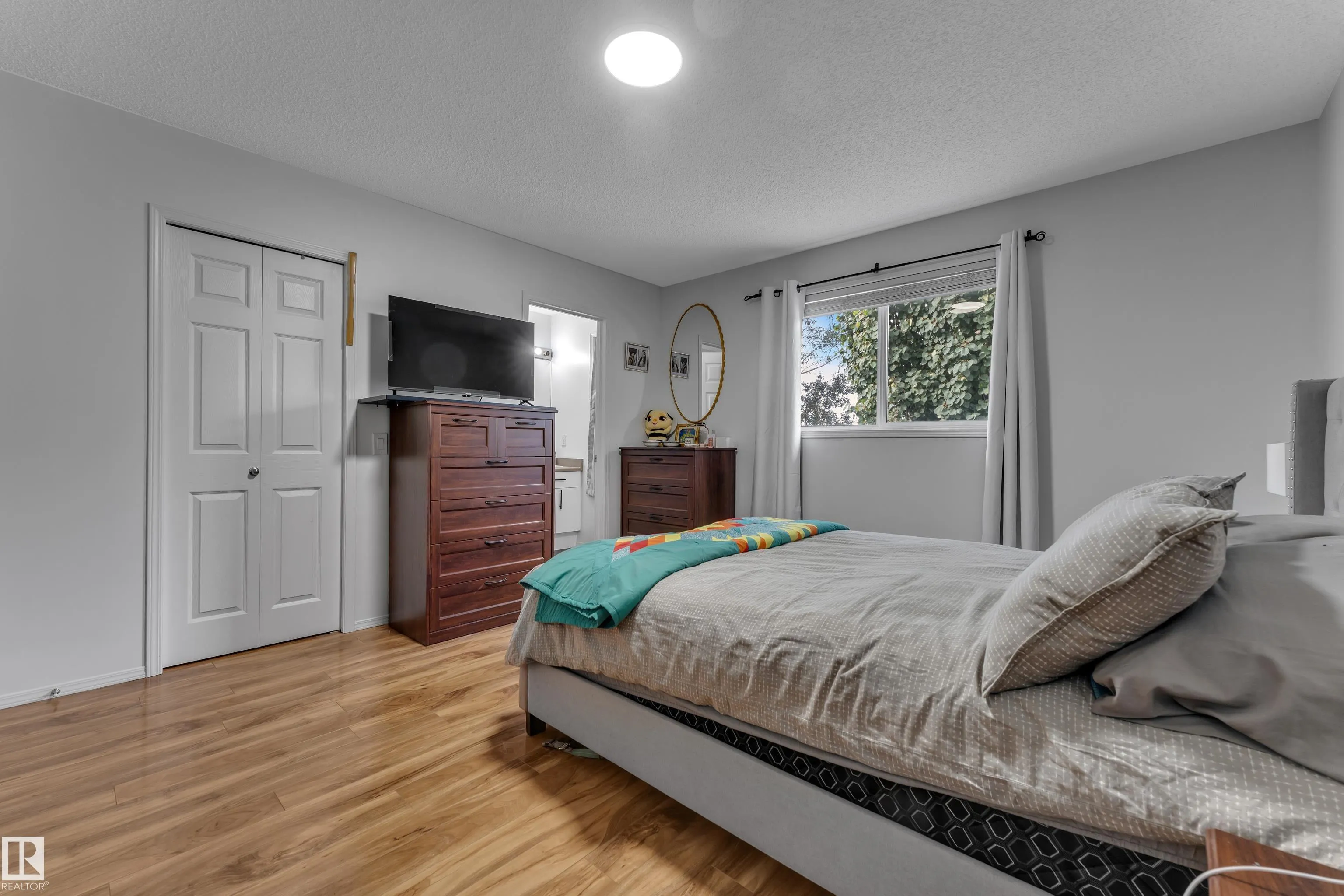 1233 ORMSBY Lane