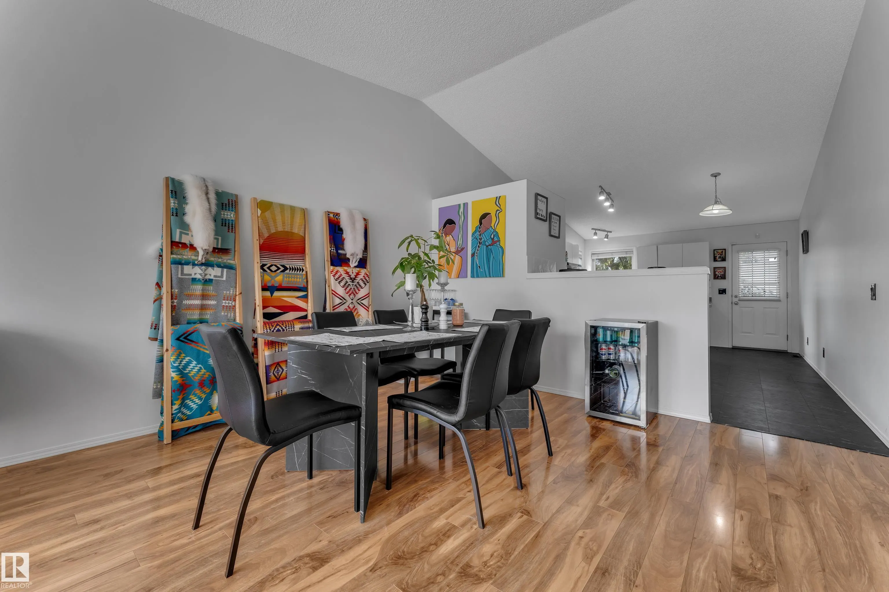 1233 ORMSBY Lane