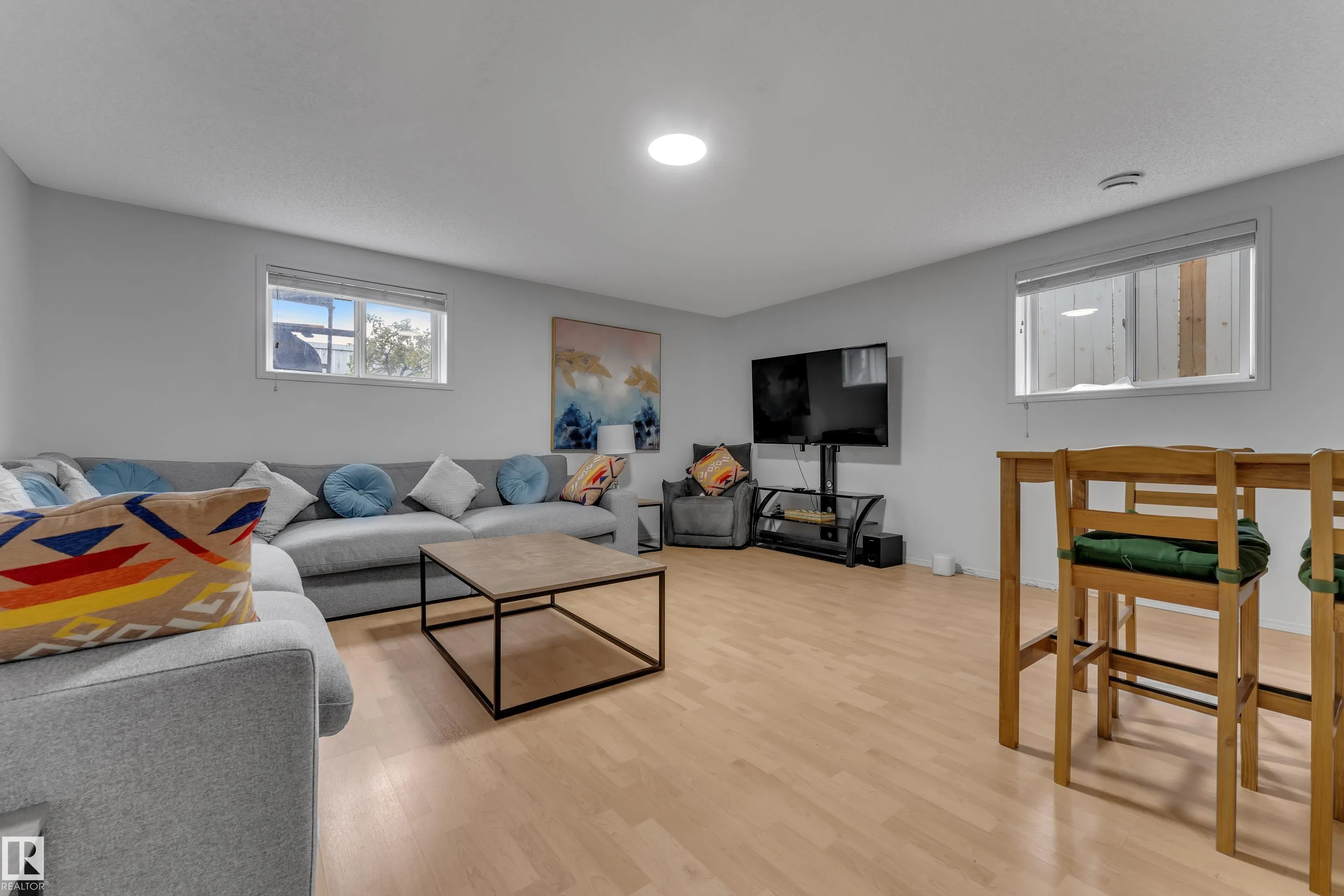 1233 ORMSBY Lane