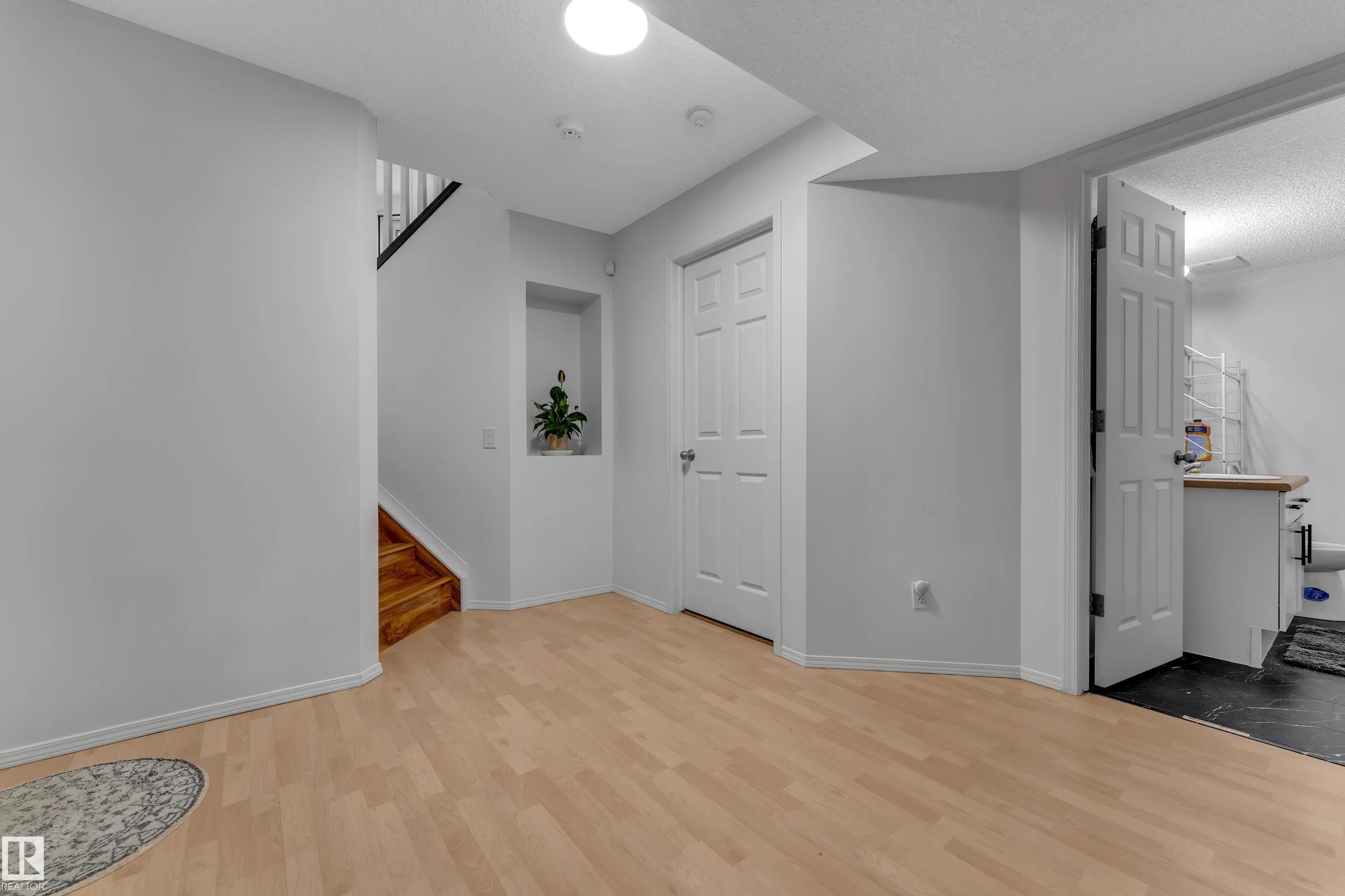 1233 ORMSBY Lane