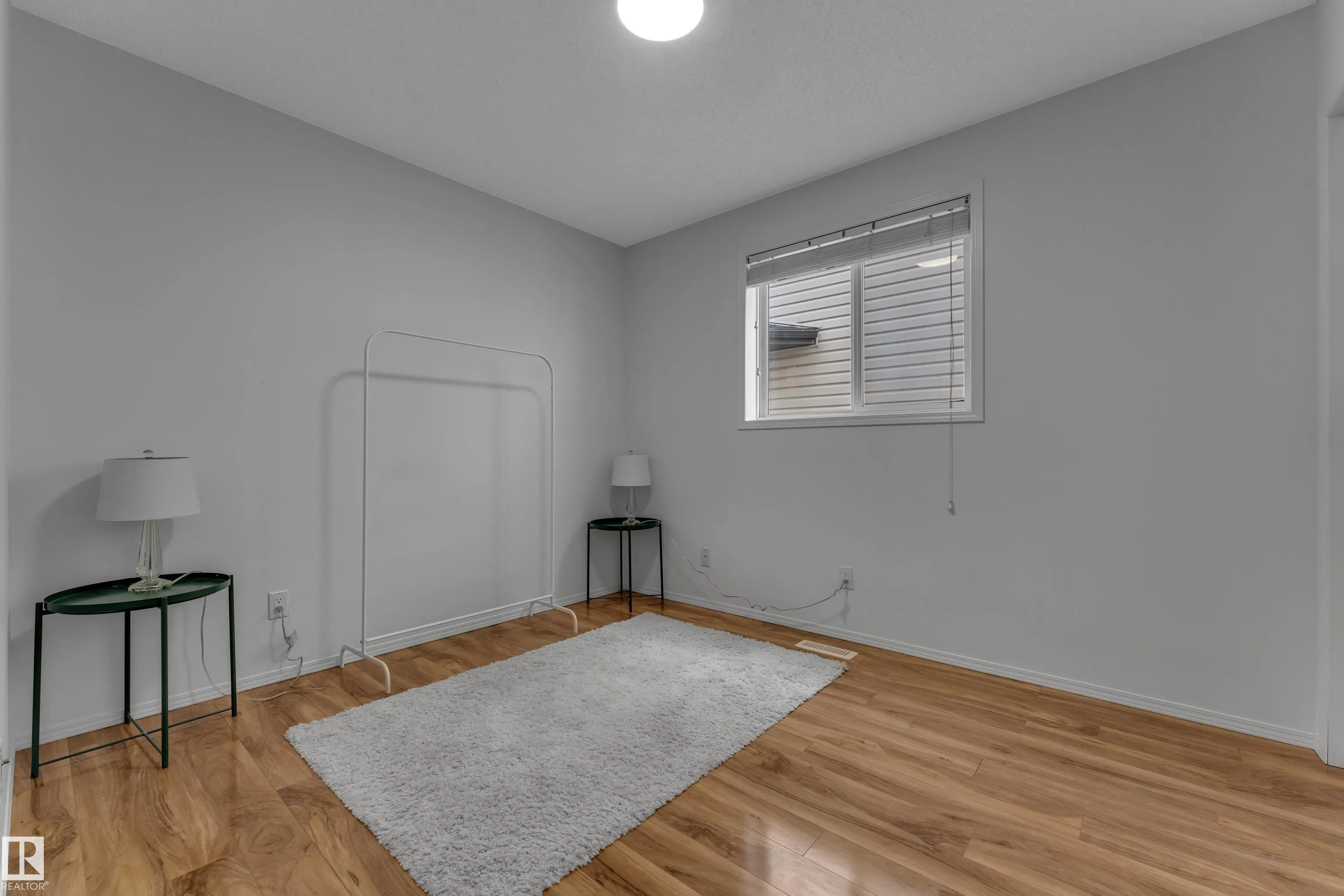 1233 ORMSBY Lane