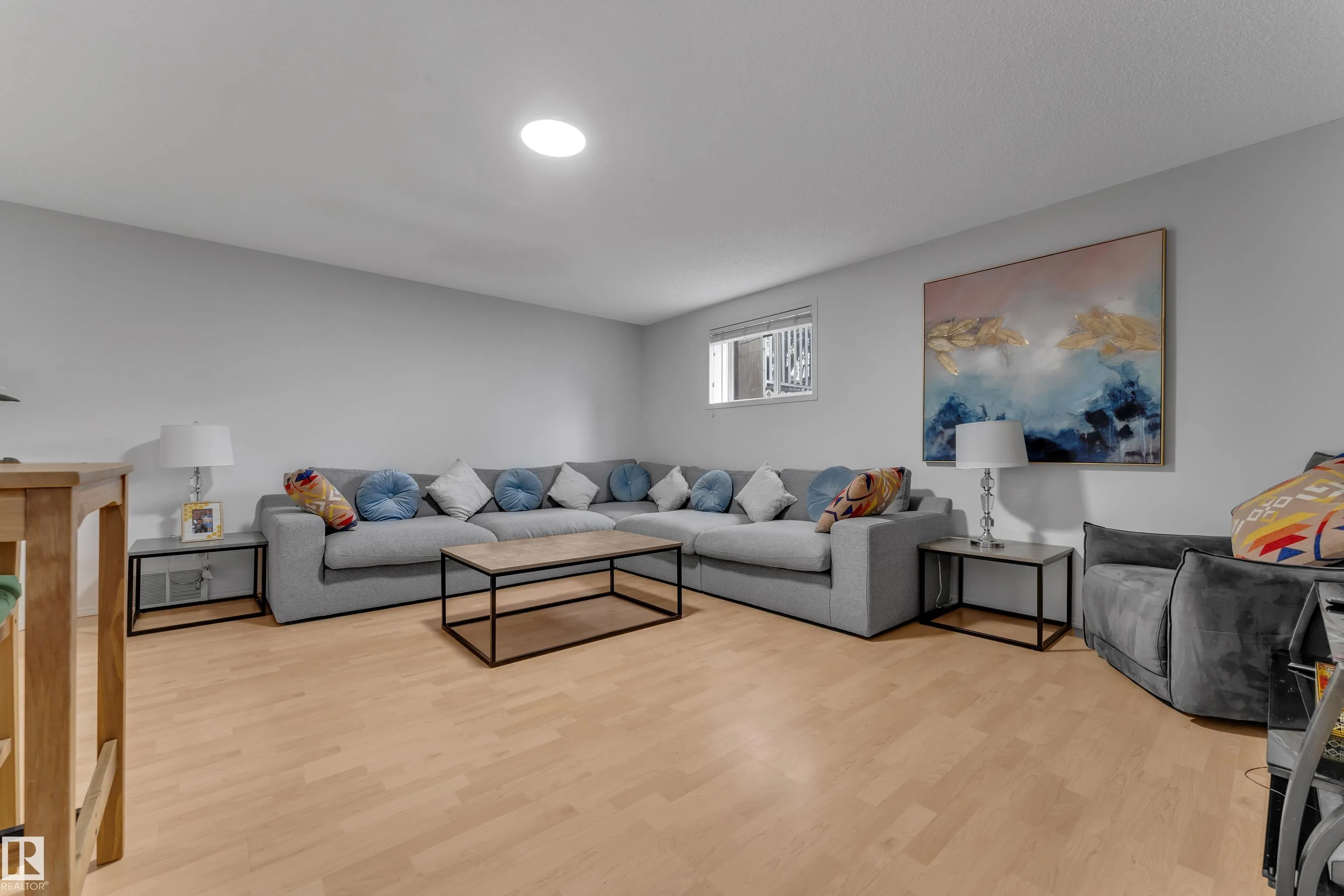 1233 ORMSBY Lane