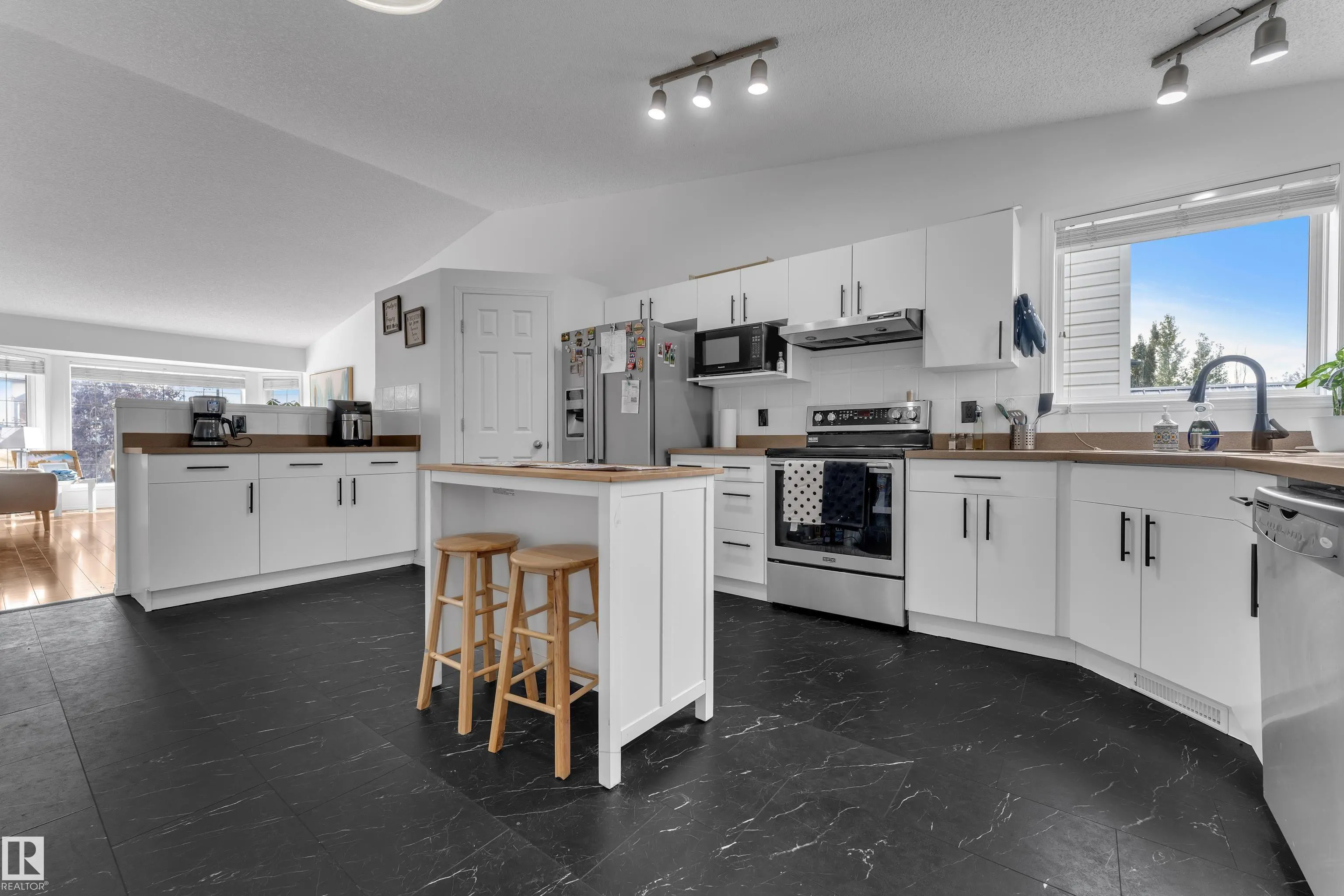 1233 ORMSBY Lane