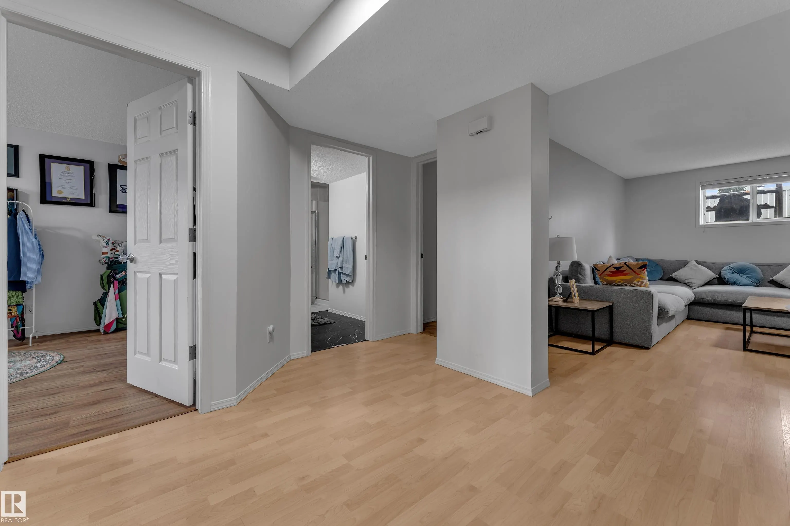 1233 ORMSBY Lane