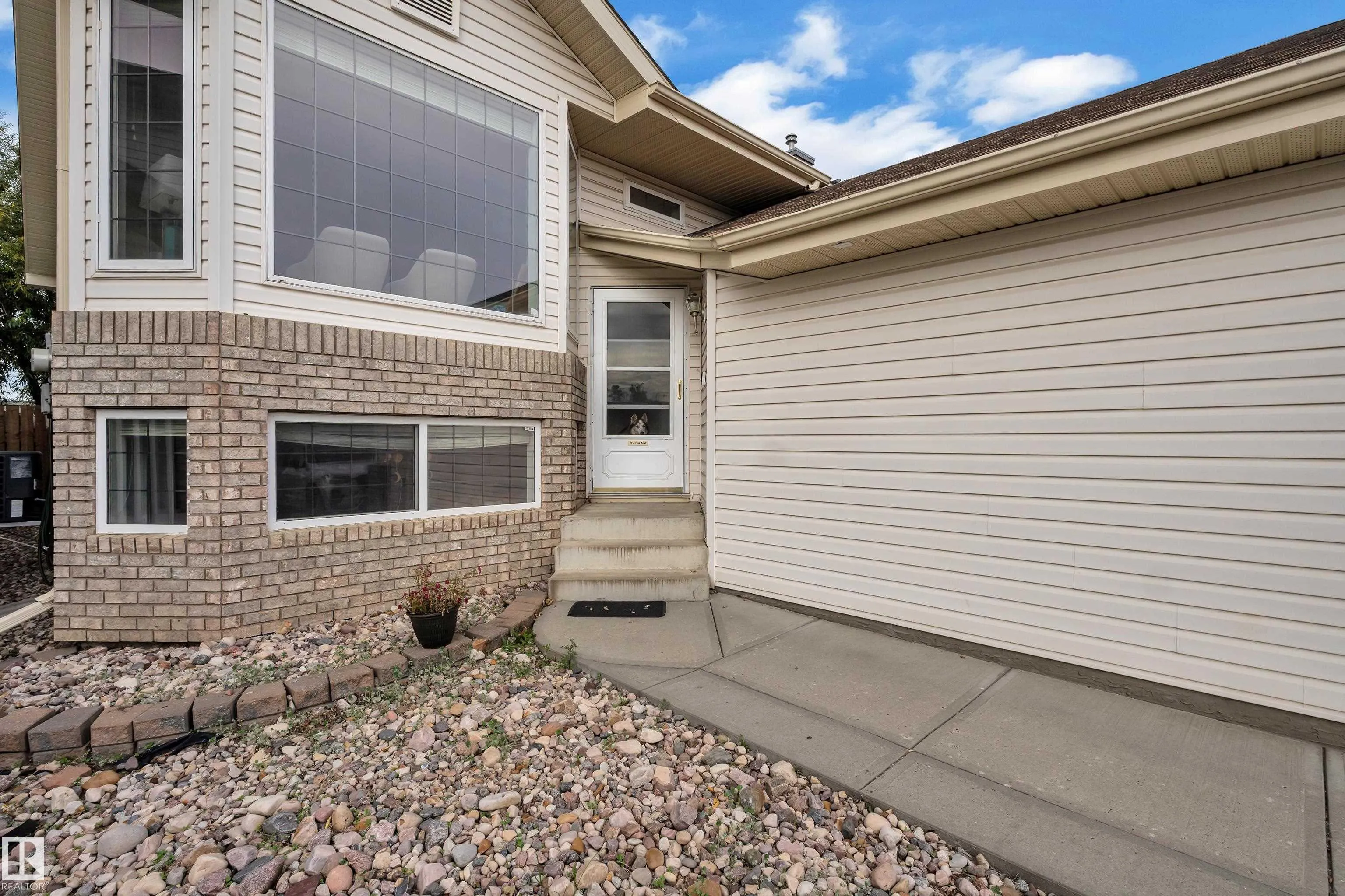 1233 ORMSBY Lane