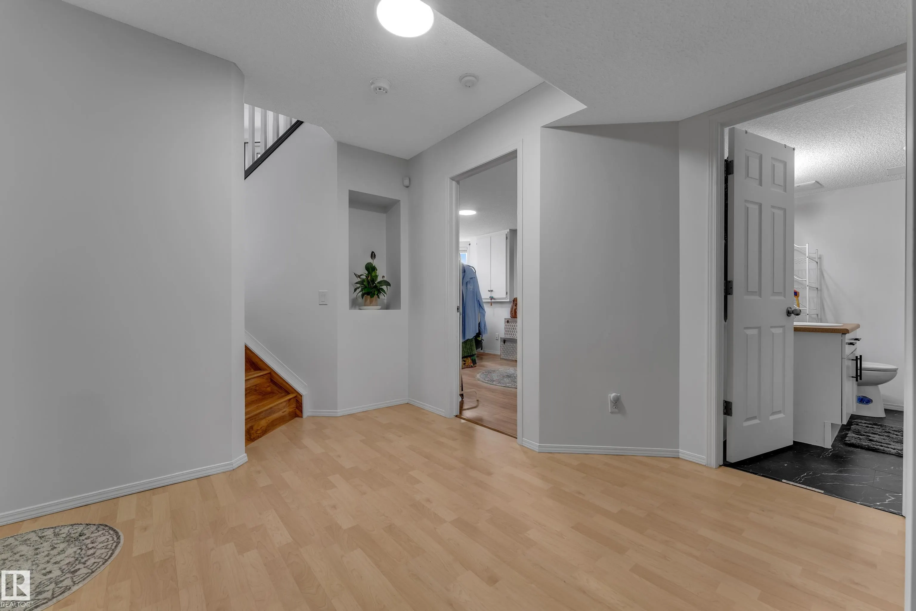 1233 ORMSBY Lane