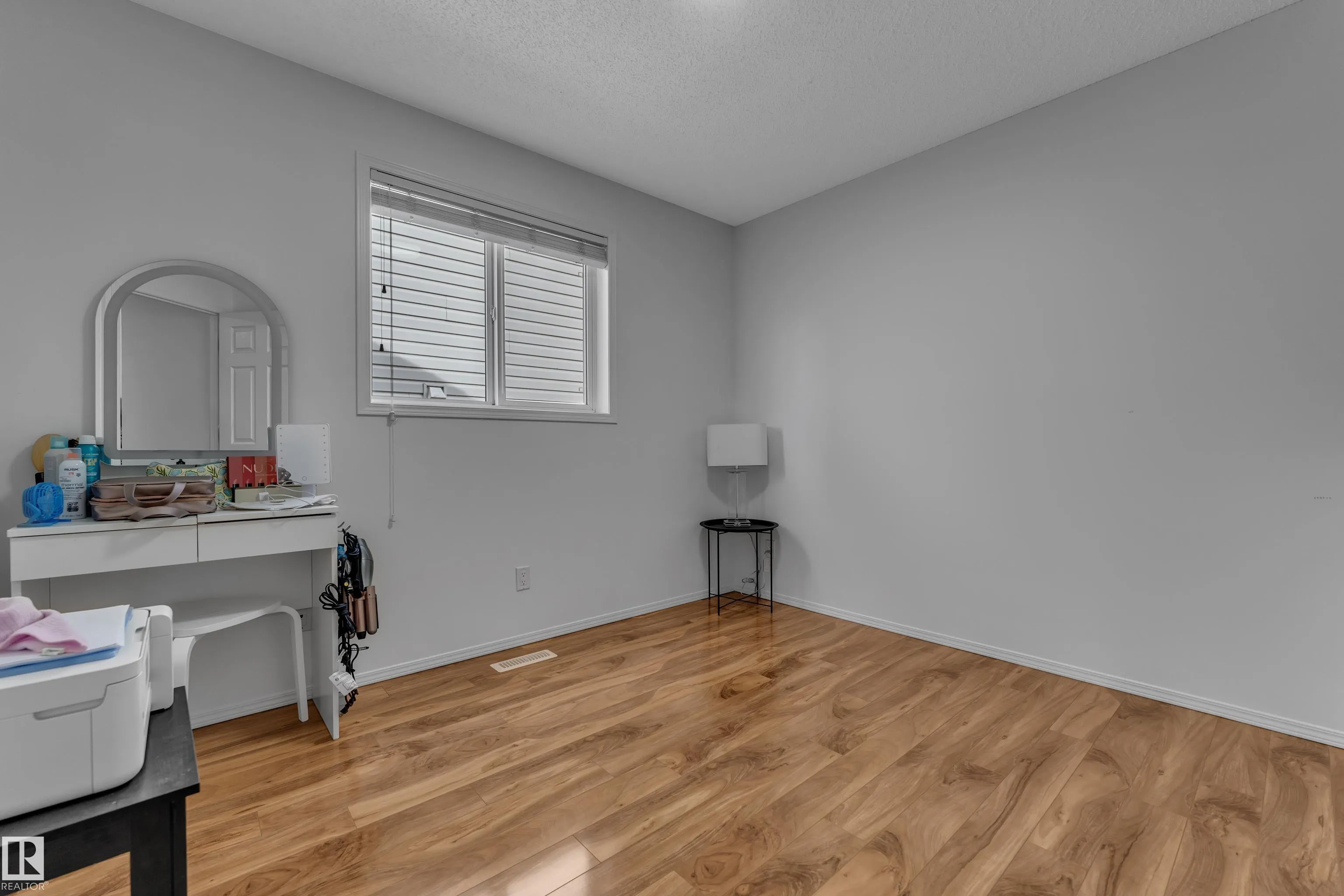 1233 ORMSBY Lane