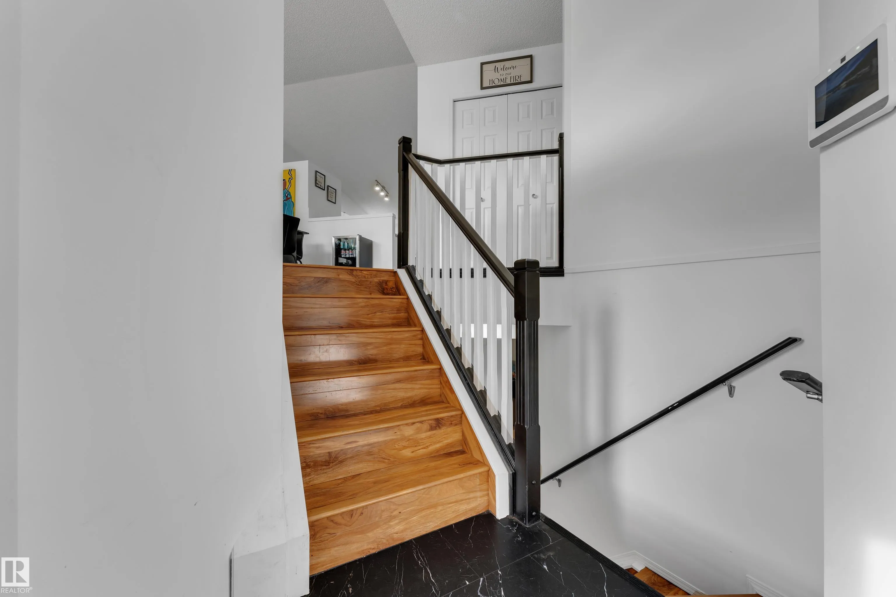 1233 ORMSBY Lane
