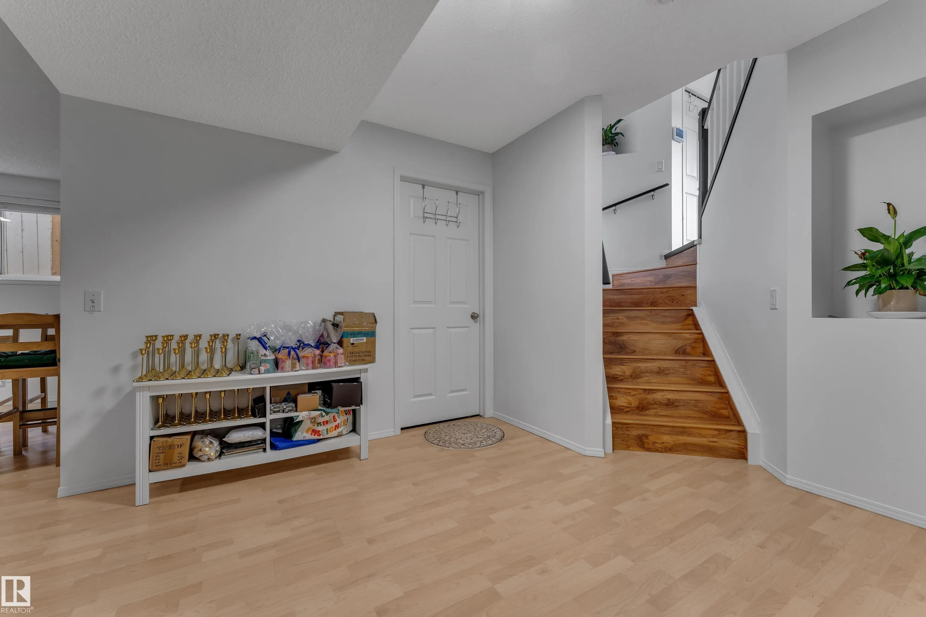 1233 ORMSBY Lane