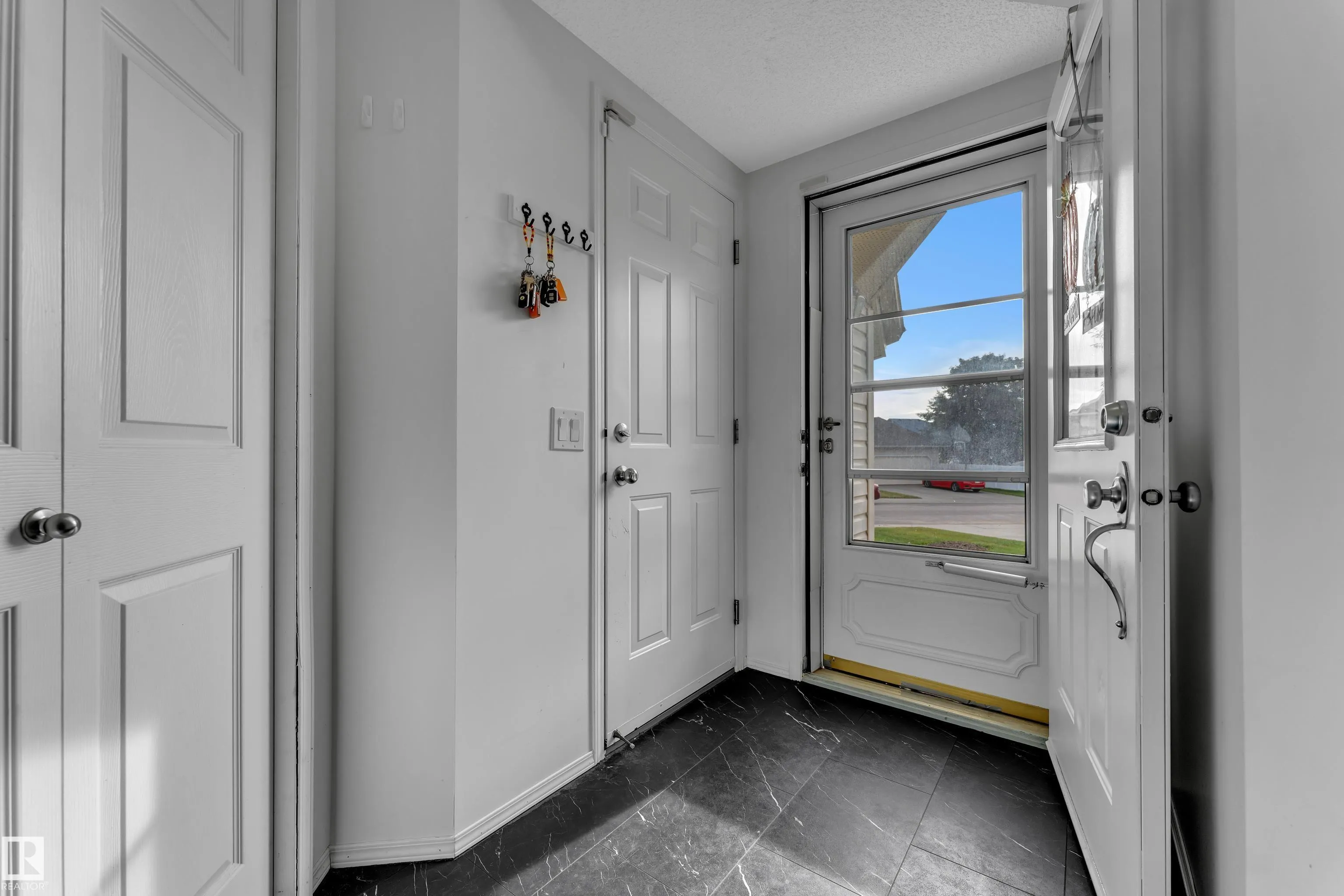 1233 ORMSBY Lane