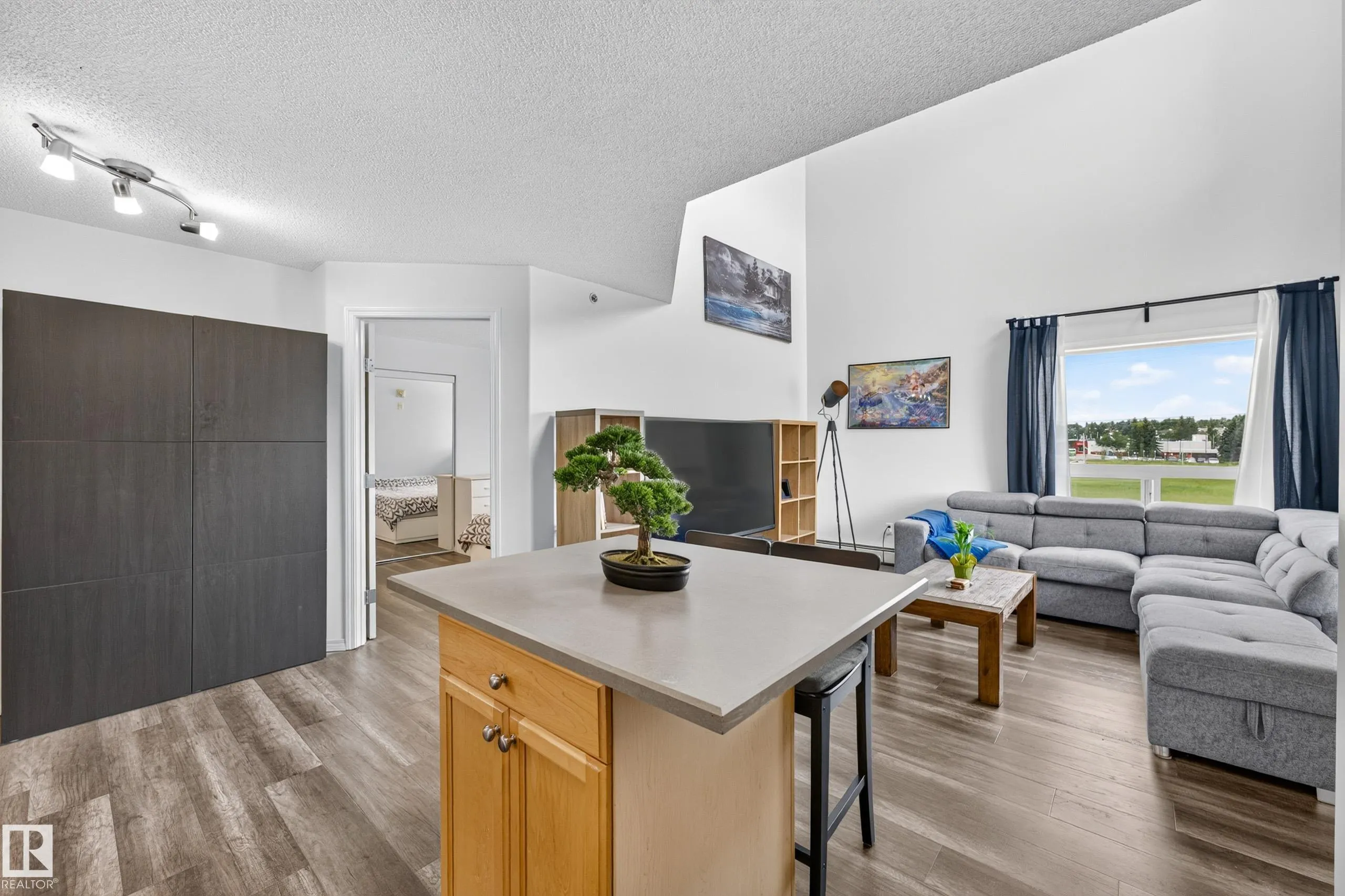 320 CLAREVIEW STATION Drive