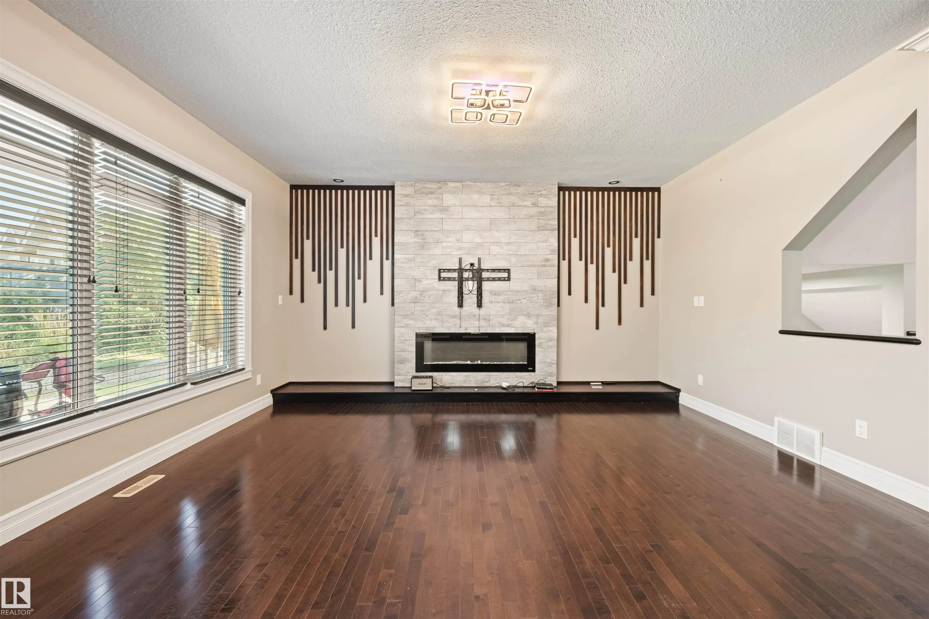 2422 WARRY Place