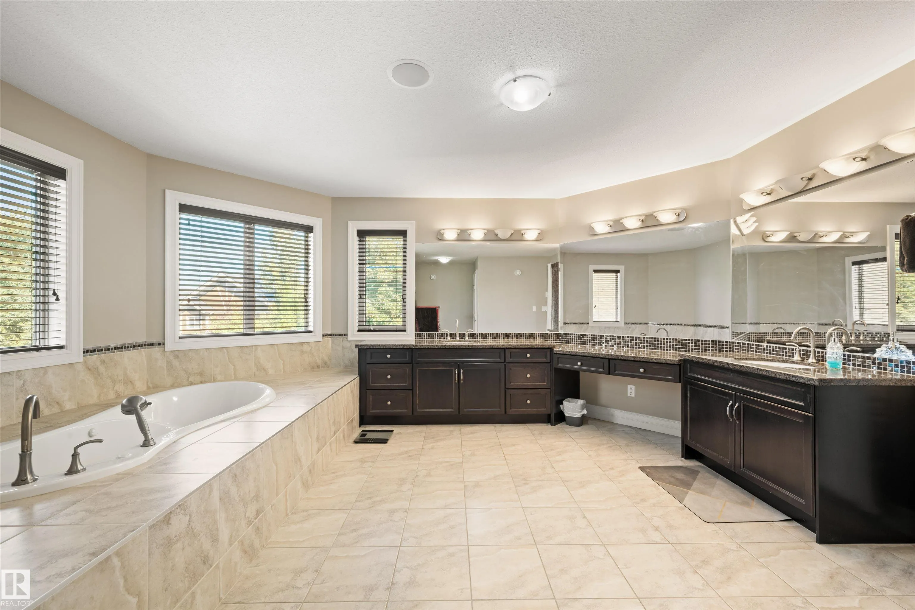 2422 WARRY Place