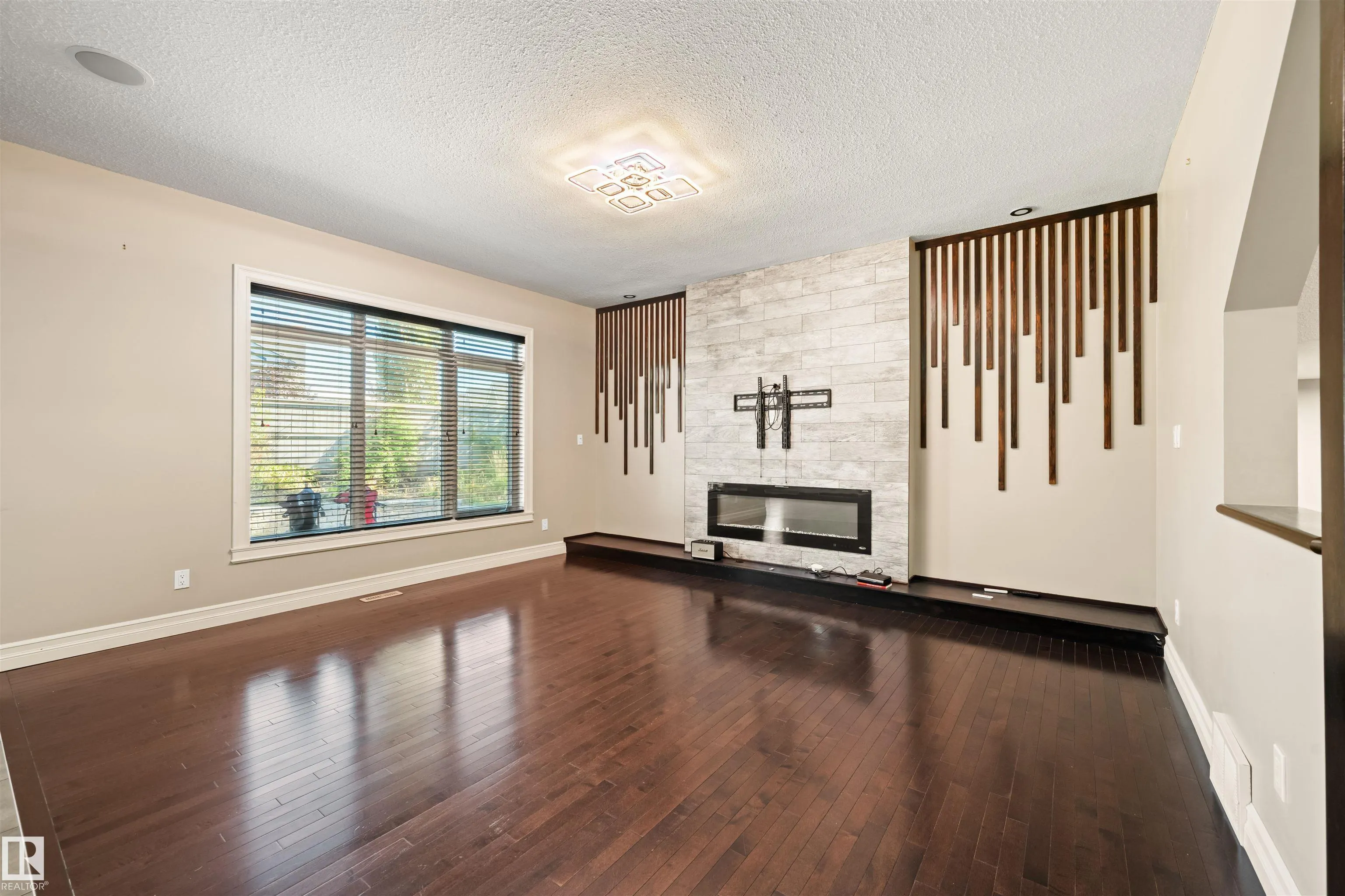 2422 WARRY Place