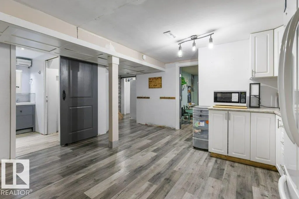 14 CIRCLEWOOD Drive