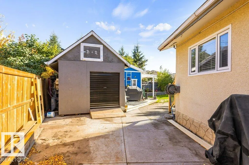 14 CIRCLEWOOD Drive