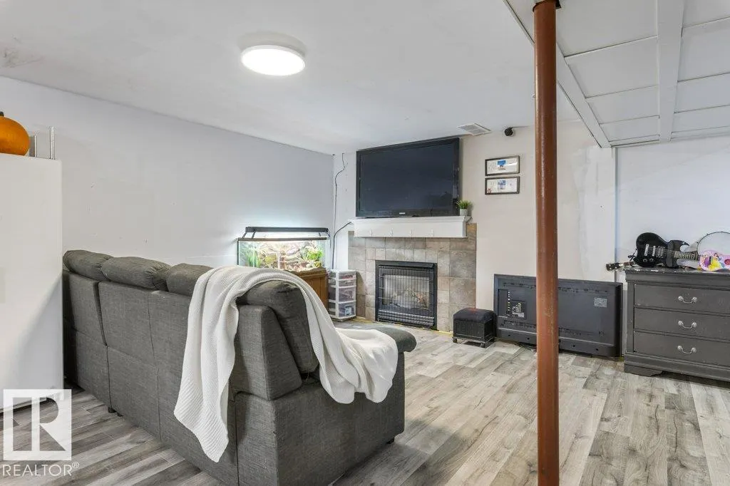 14 CIRCLEWOOD Drive