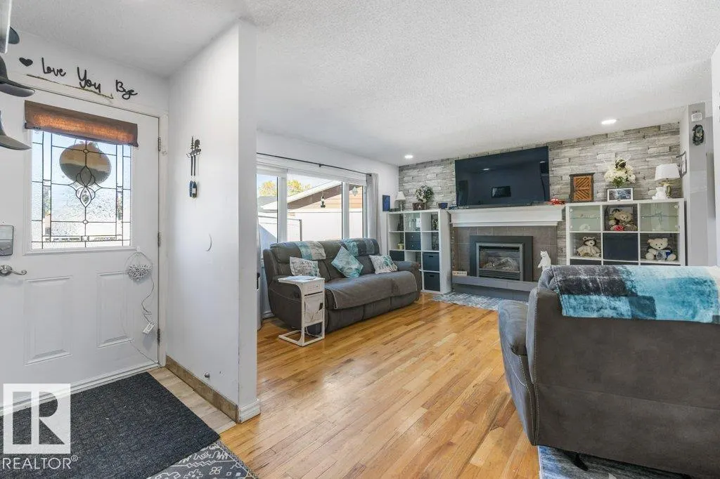 14 CIRCLEWOOD Drive