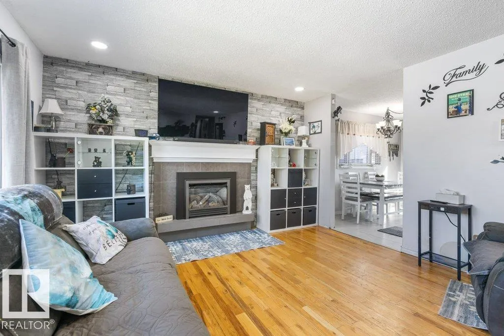 14 CIRCLEWOOD Drive