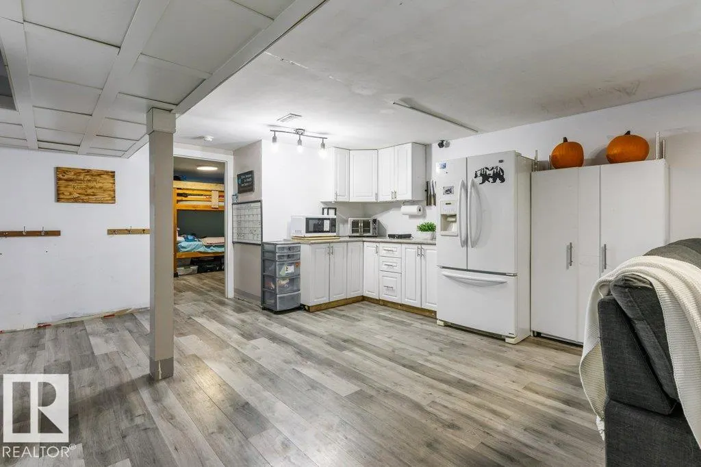 14 CIRCLEWOOD Drive