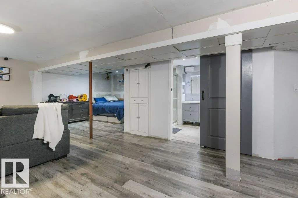 14 CIRCLEWOOD Drive