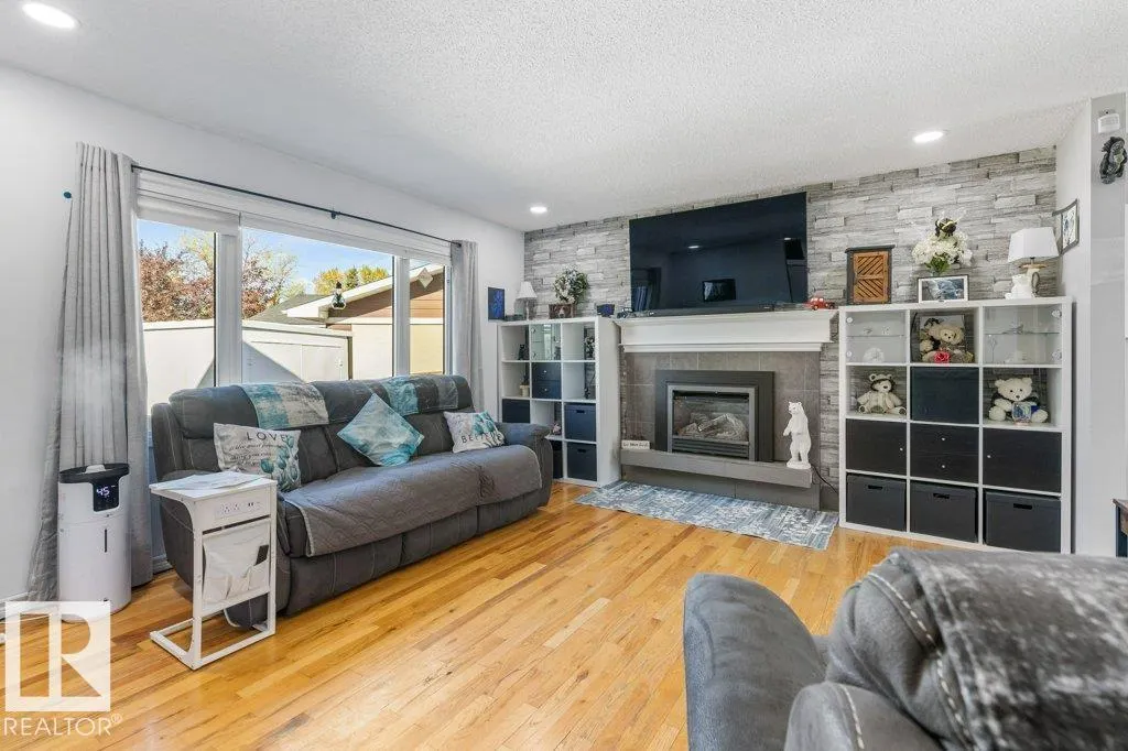 14 CIRCLEWOOD Drive