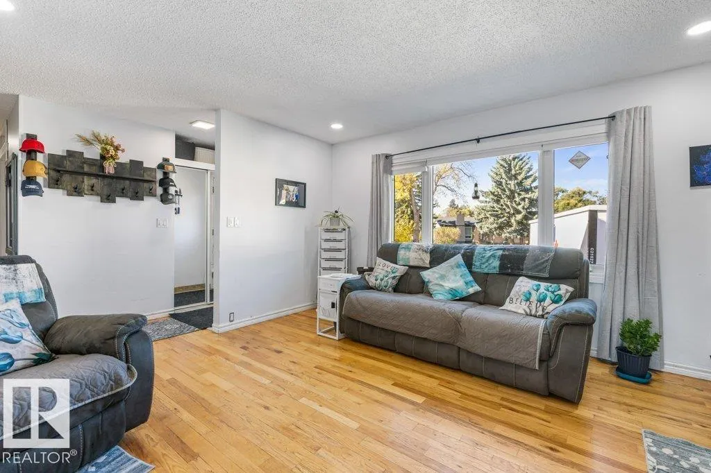 14 CIRCLEWOOD Drive