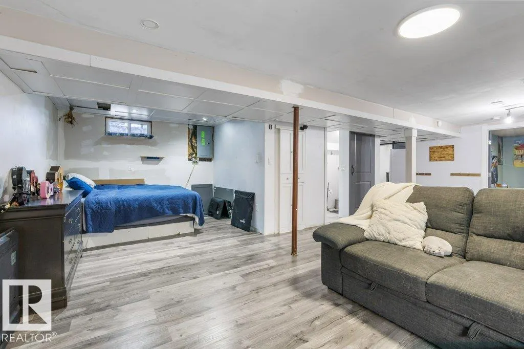 14 CIRCLEWOOD Drive