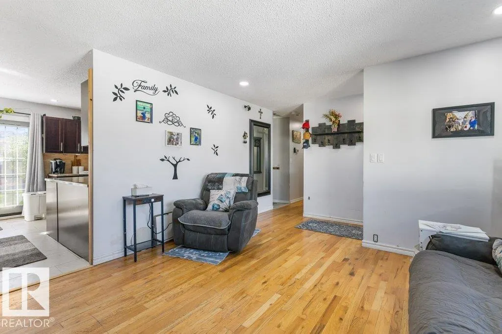 14 CIRCLEWOOD Drive