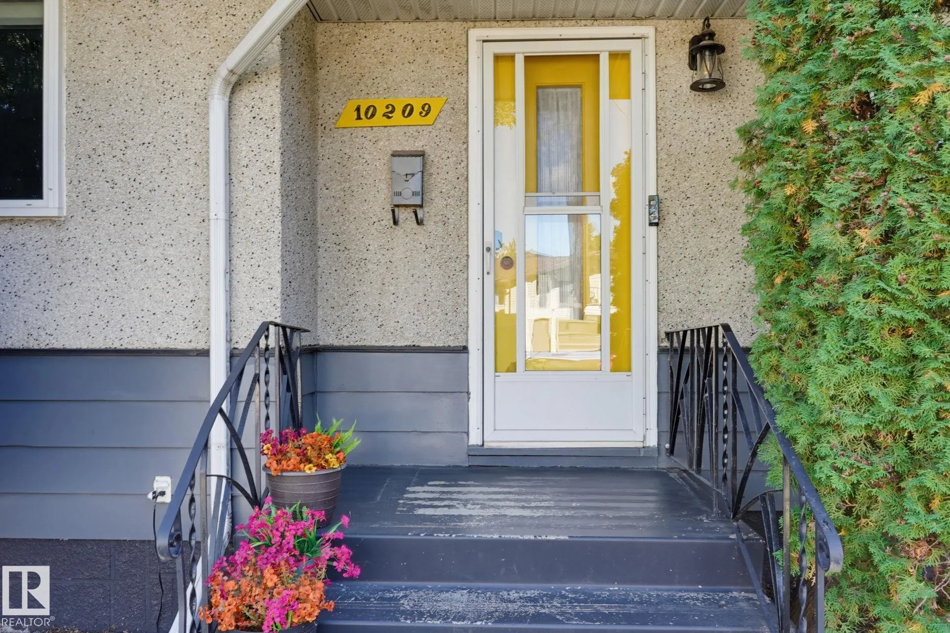 10207 & 10209 120 Avenue
