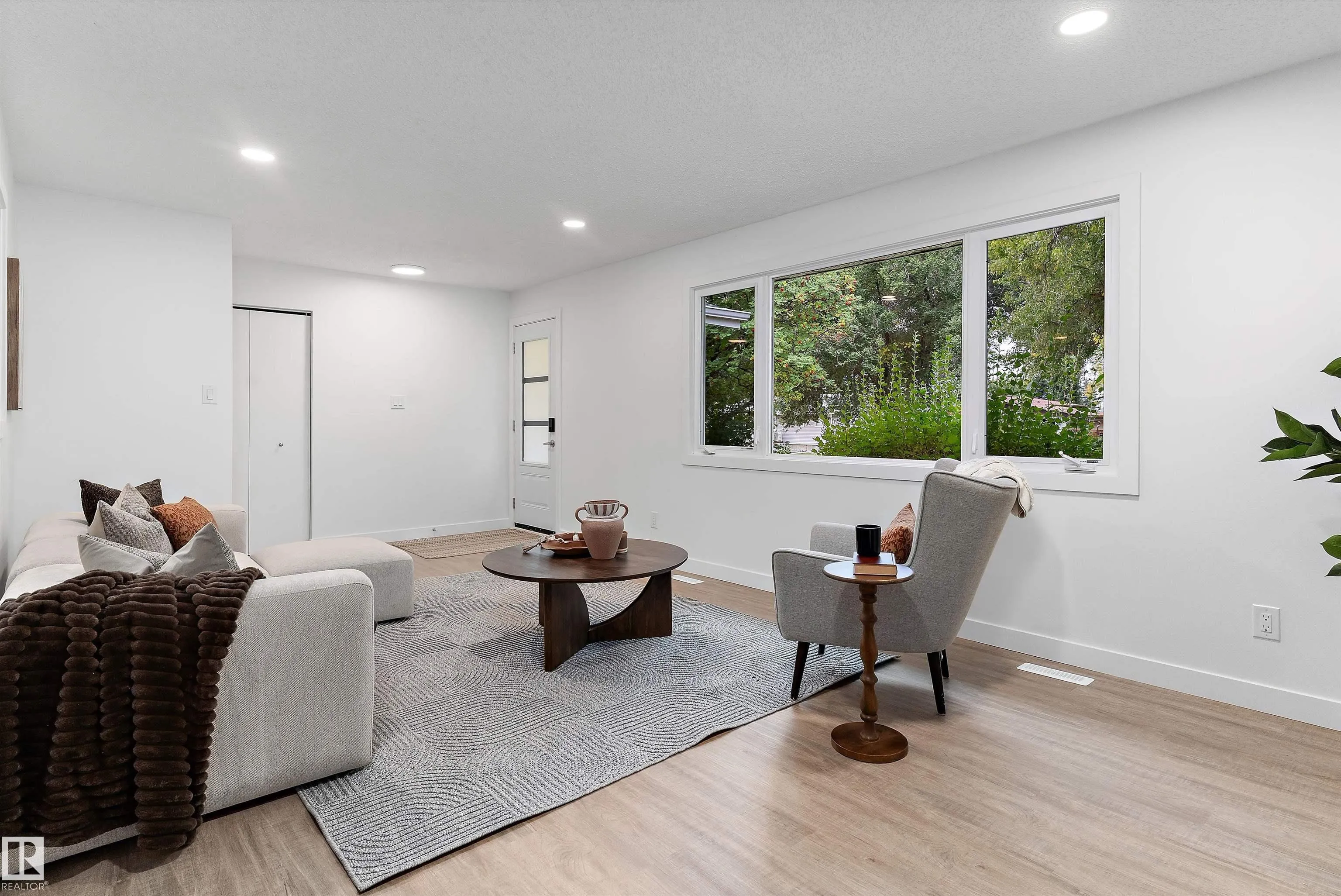 5 GLENBROOK Boulevard