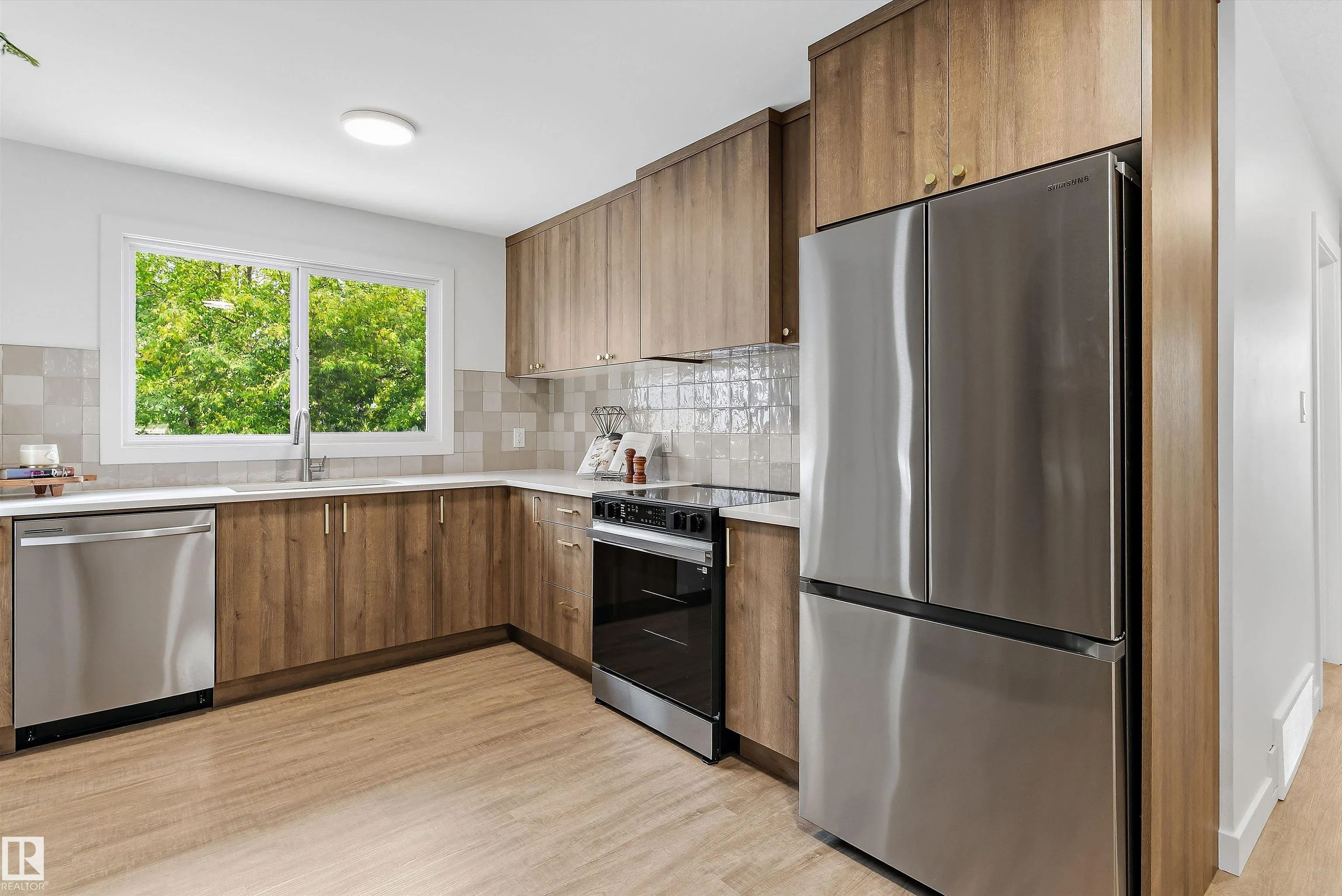 5 GLENBROOK Boulevard