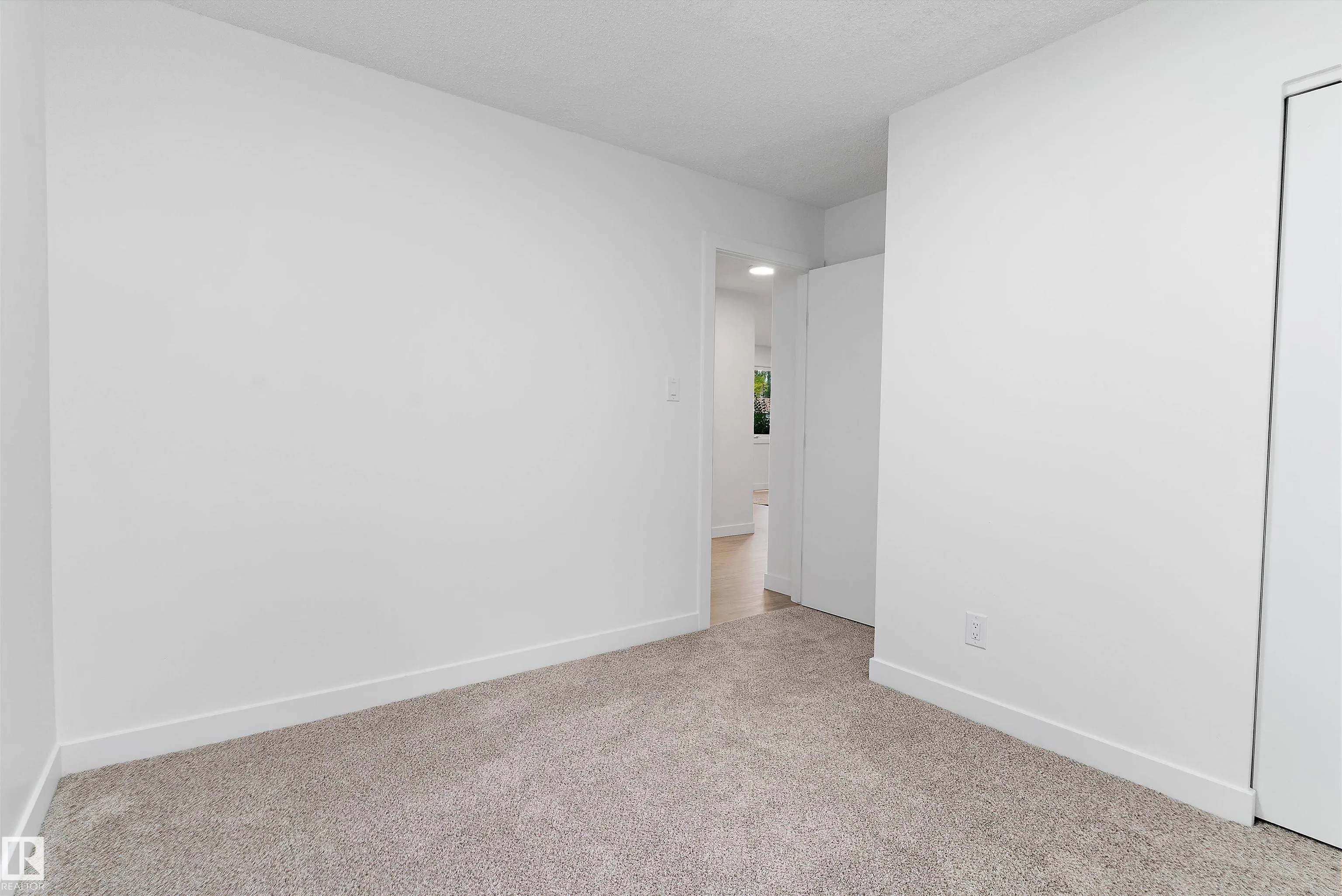 5 GLENBROOK Boulevard