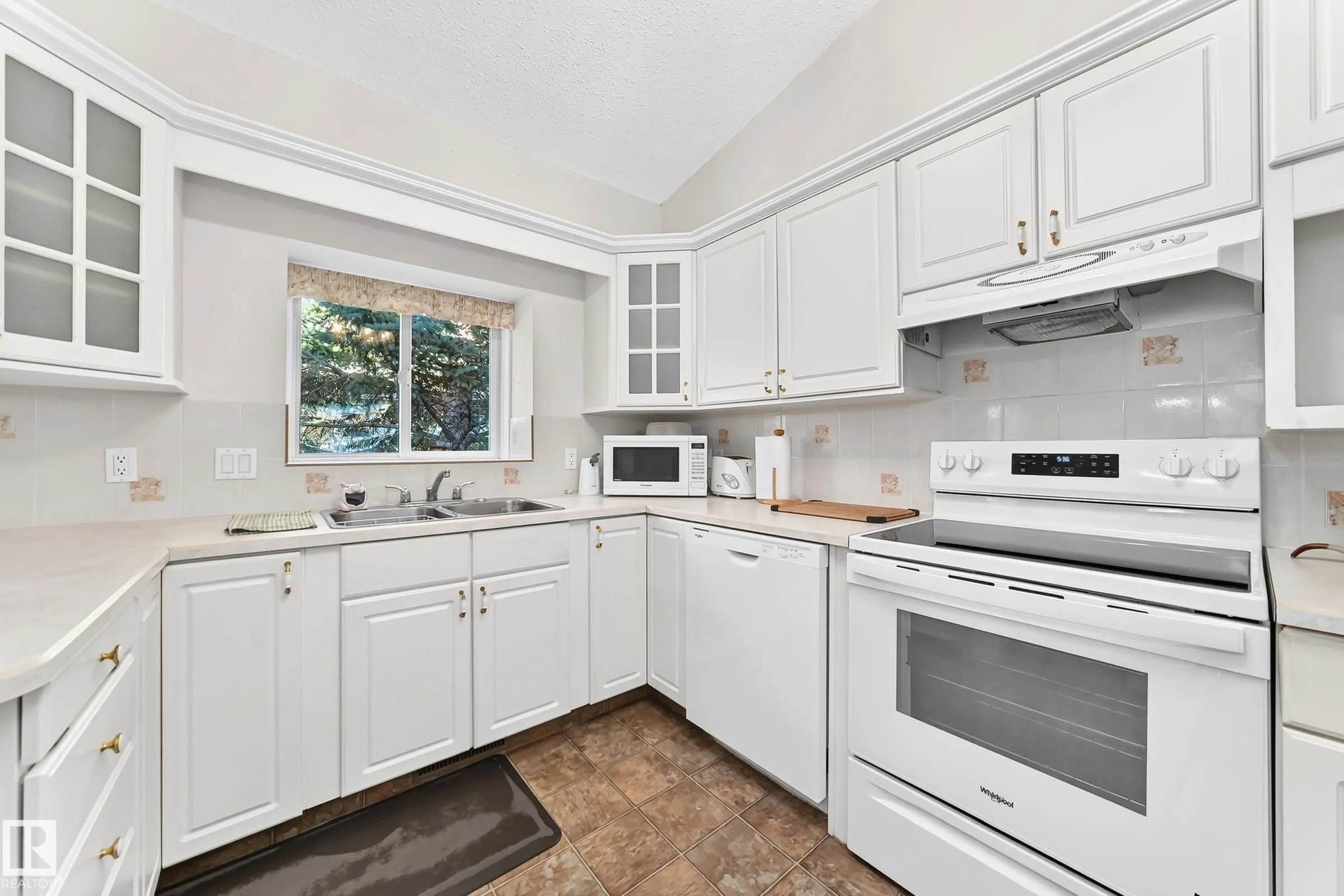 111 LAKESIDE Place