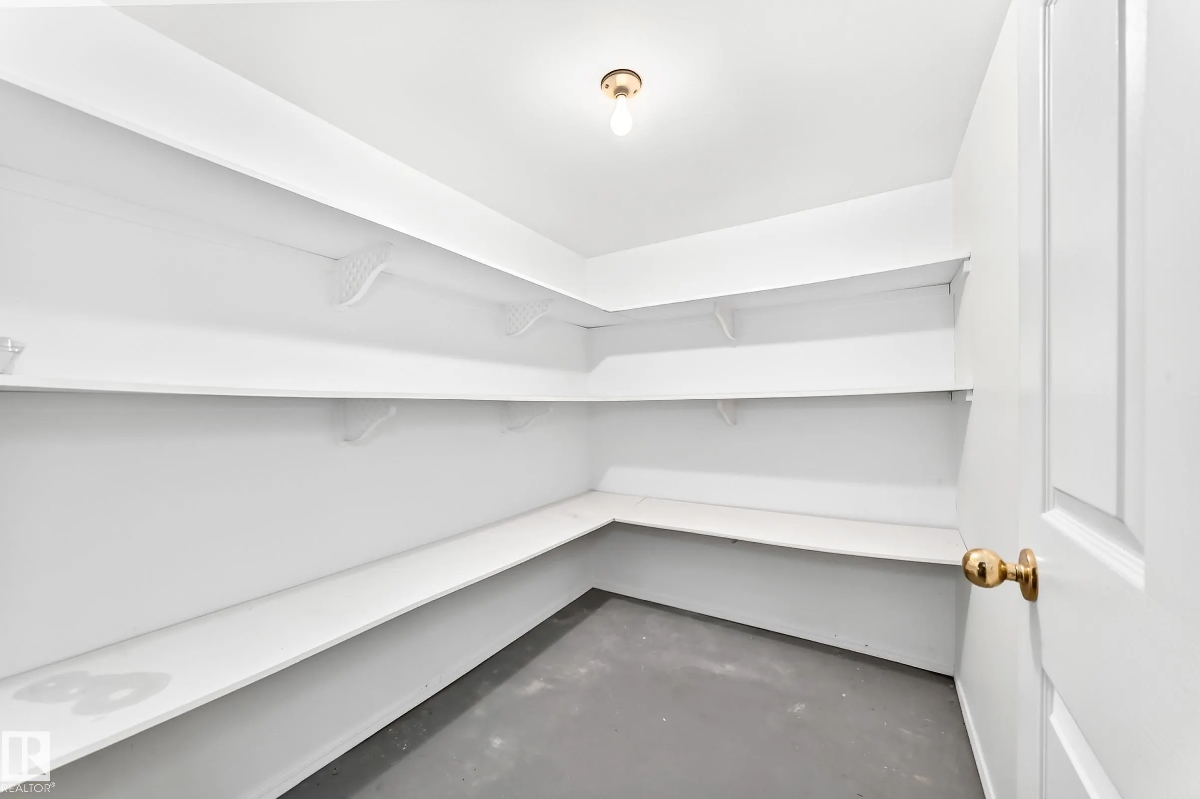 111 LAKESIDE Place