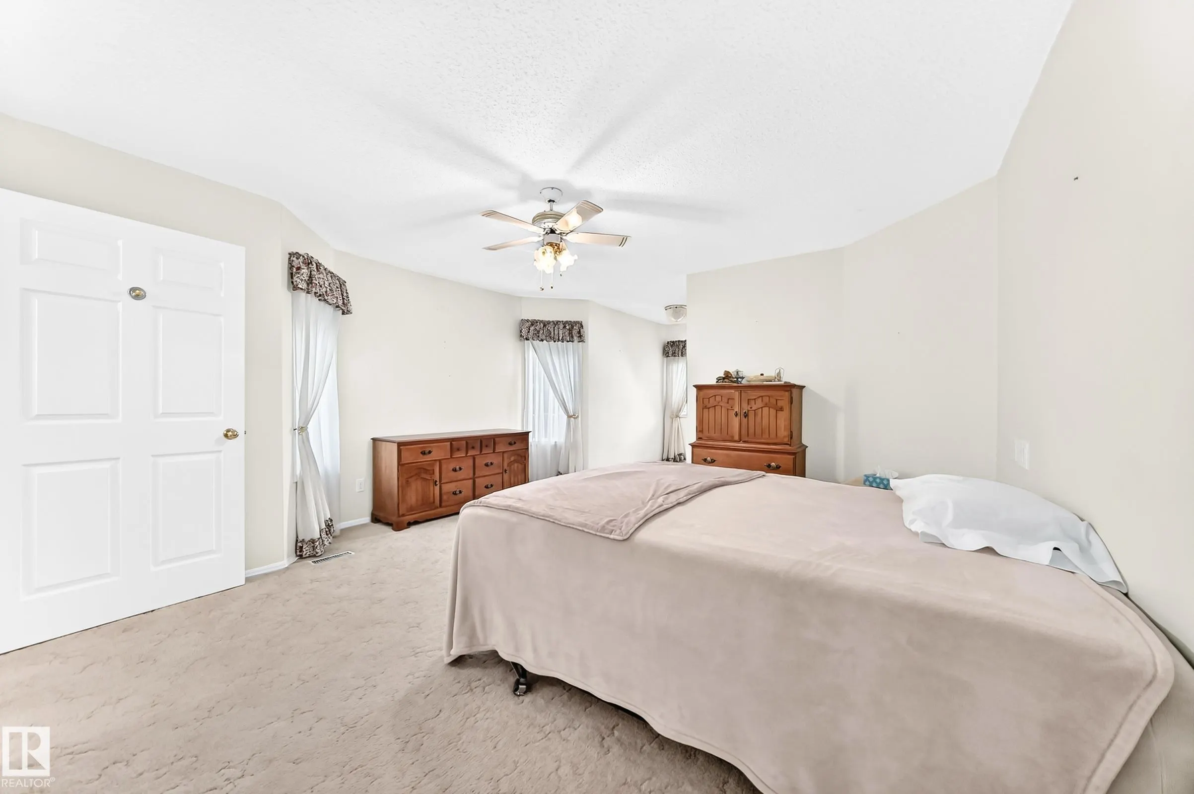 111 LAKESIDE Place