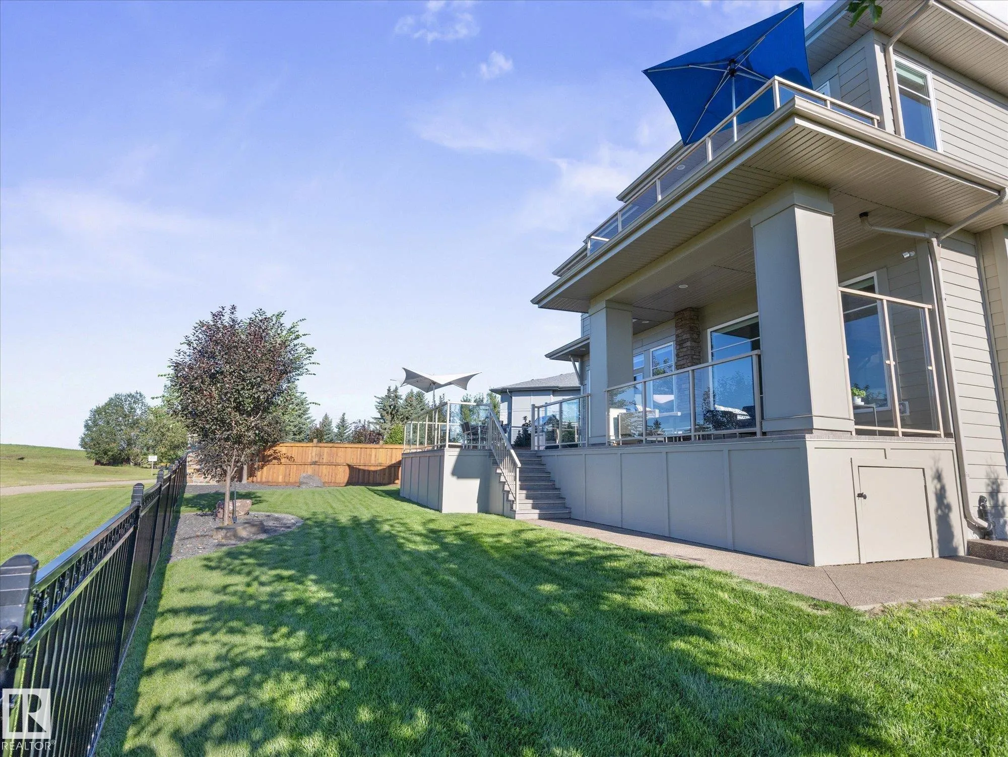 1558 HOWES Place