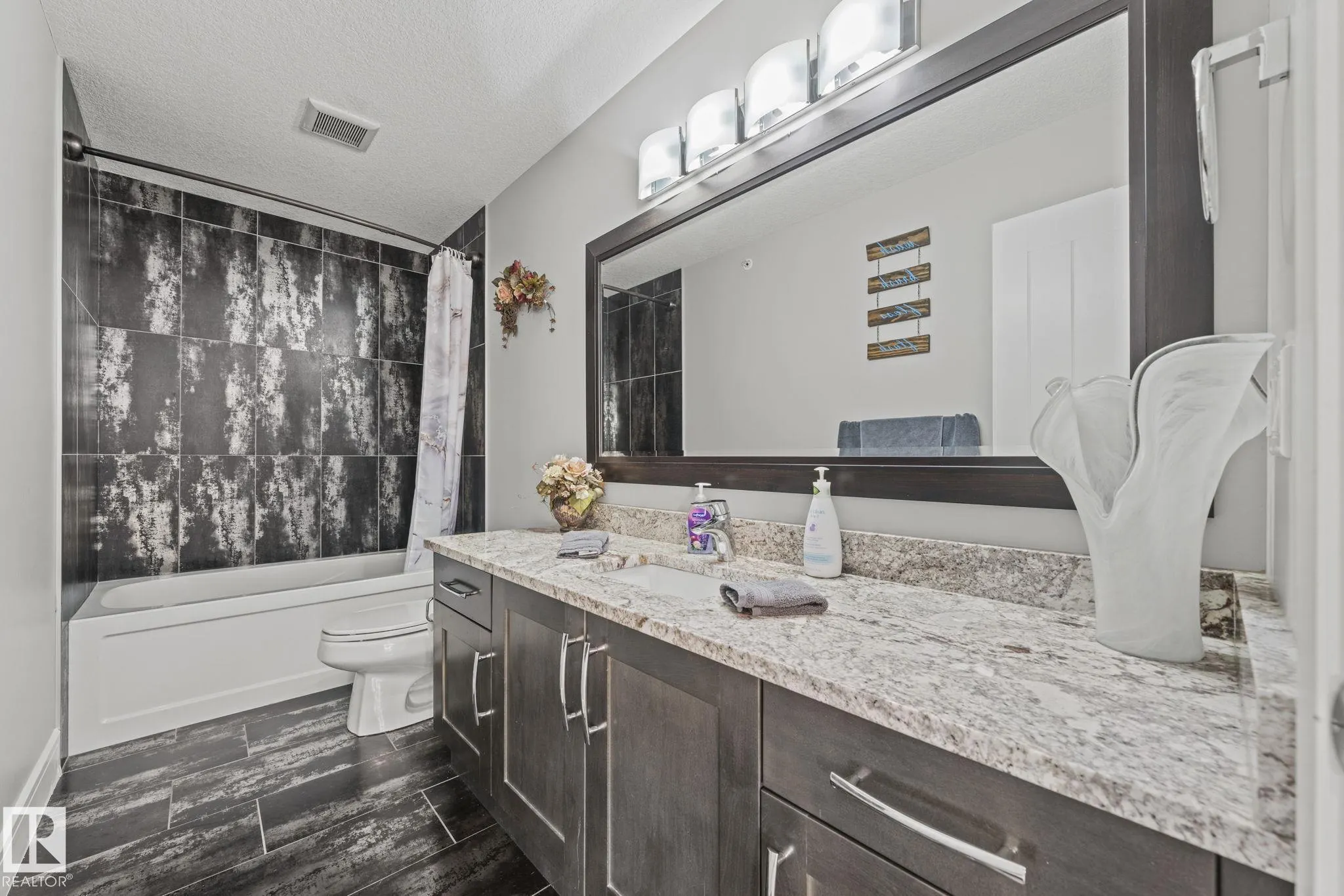 33 COTTONWOOD Crescent