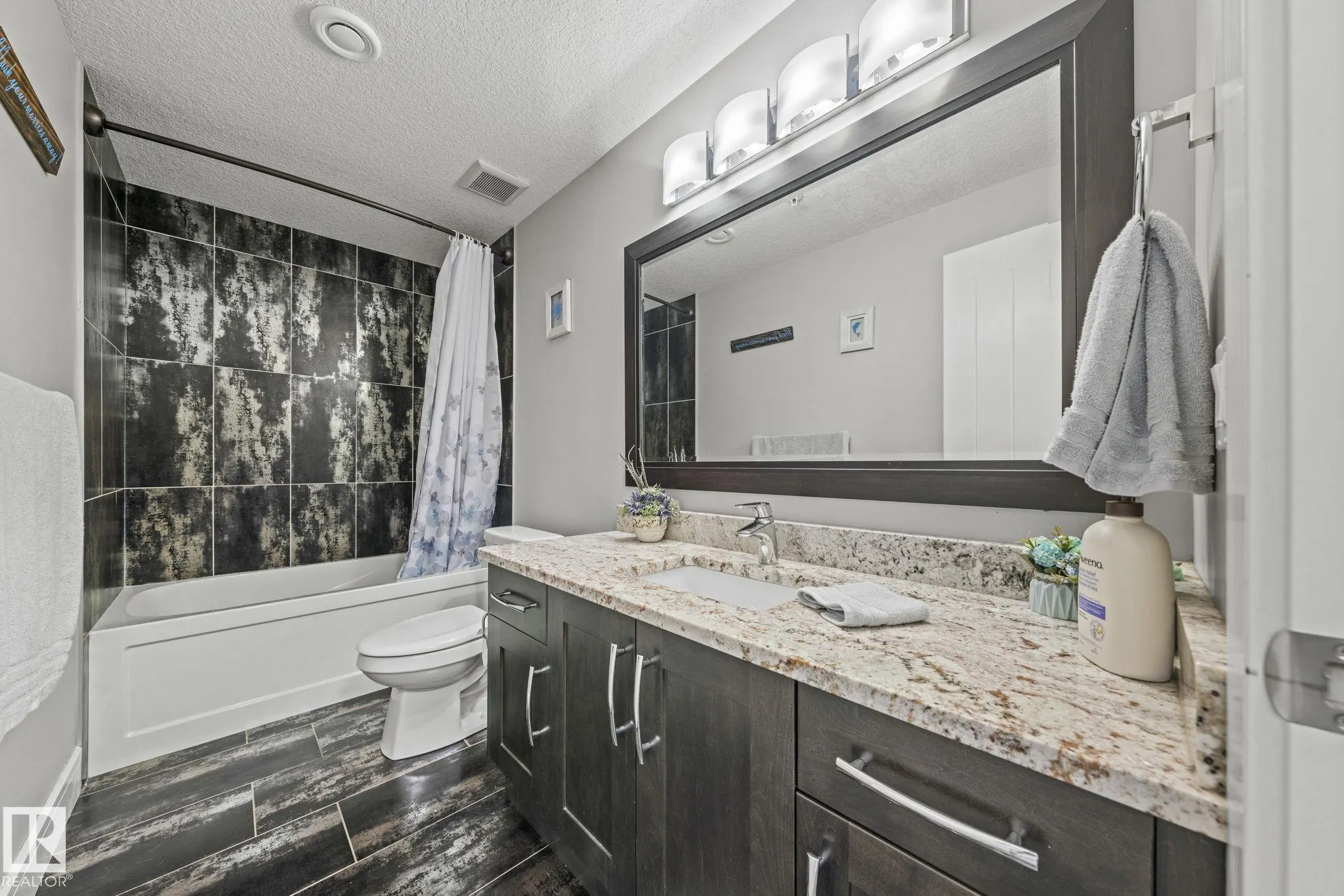 33 COTTONWOOD Crescent