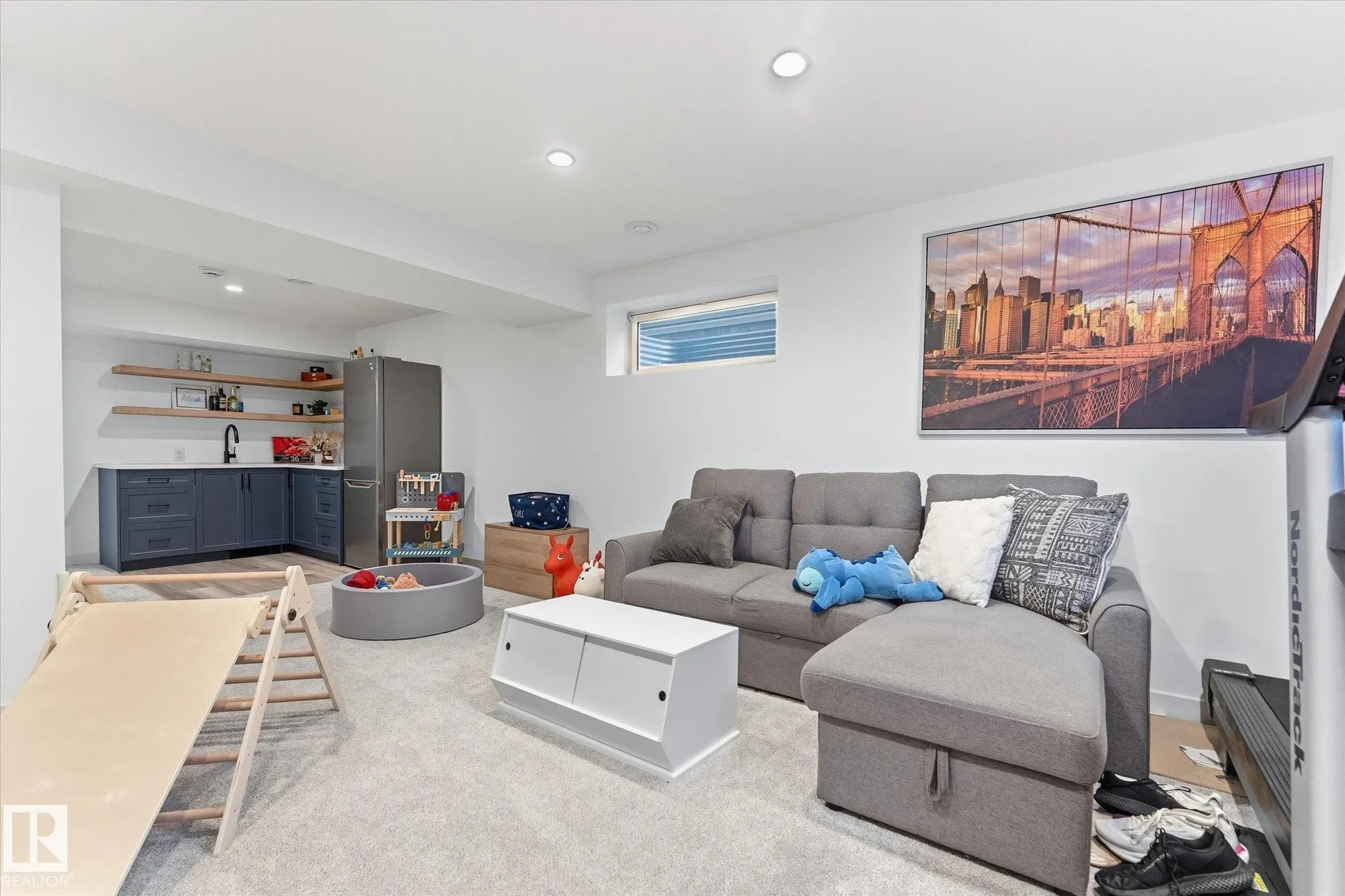 18 ALTADENA Point(e)